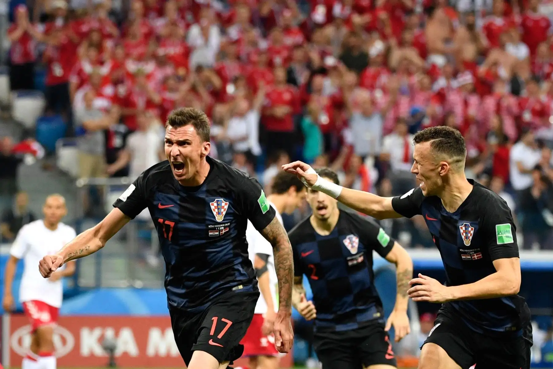El delantero croata Mario Mandzukic celebra con sus compañeros después de anotar el primer gol del equipo durante la ronda de octavos de final de la Copa Mundial Rusia 2018 entre Croacia y Dinamarca en el Estadio Nizhny Novgorod en Nizhny Novgorod el 1 de julio de 2018.
Alexander NEMENOV / AFP