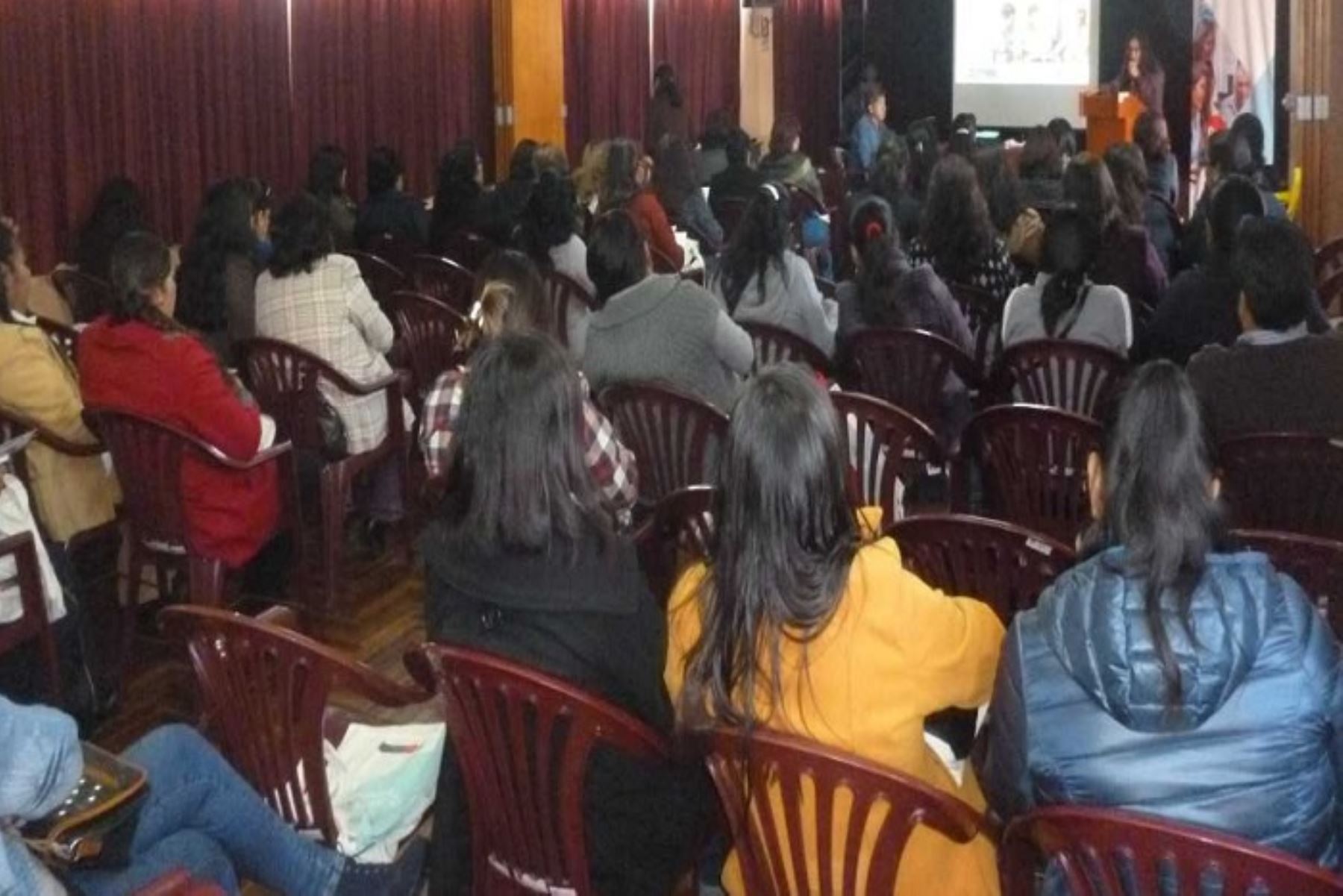 Cien profesores, directivos de instituciones educativas y especialistas de las cuatro Unidades de Gestión Educativa Local (UGEL) de Tacna participaron en el Encuentro Regional de Buenas Prácticas e Innovación Docente organizado por el Ministerio de Educación.