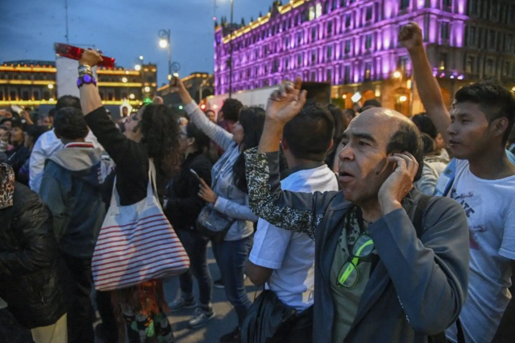 Los partidarios del candidato presidencial para la coalición "Juntos haremos historia", Andrés Manuel López Obrador, celebran en la plaza Zócalo en la Ciudad de México. Foto: AFP
