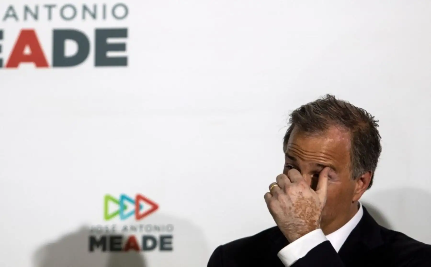 El candidato presidencial por la coalición "Todos por México", José Antonio Meade, hace un gesto durante una conferencia de prensa en el cuartel general del Partido Revolucionario Institucional en Ciudad de México.Foto:AFP