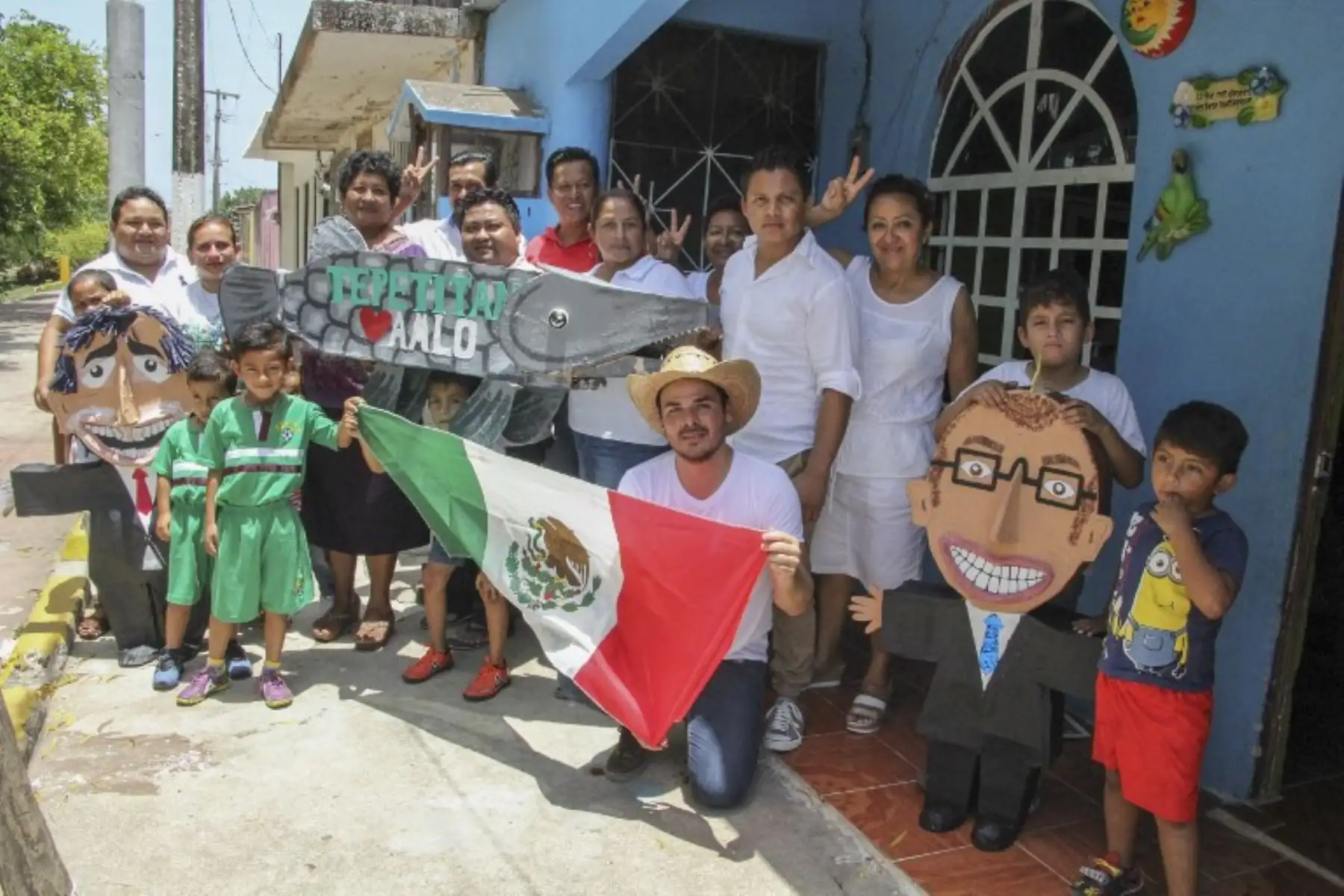 La gente posa para una foto en Tepetitan, una pequeña ciudad donde nació el candidato presidencial del partido "Juntos haremos historia", Andrés Manuel López Obrador, en el estado de Tabasco, México.Foto:AFP