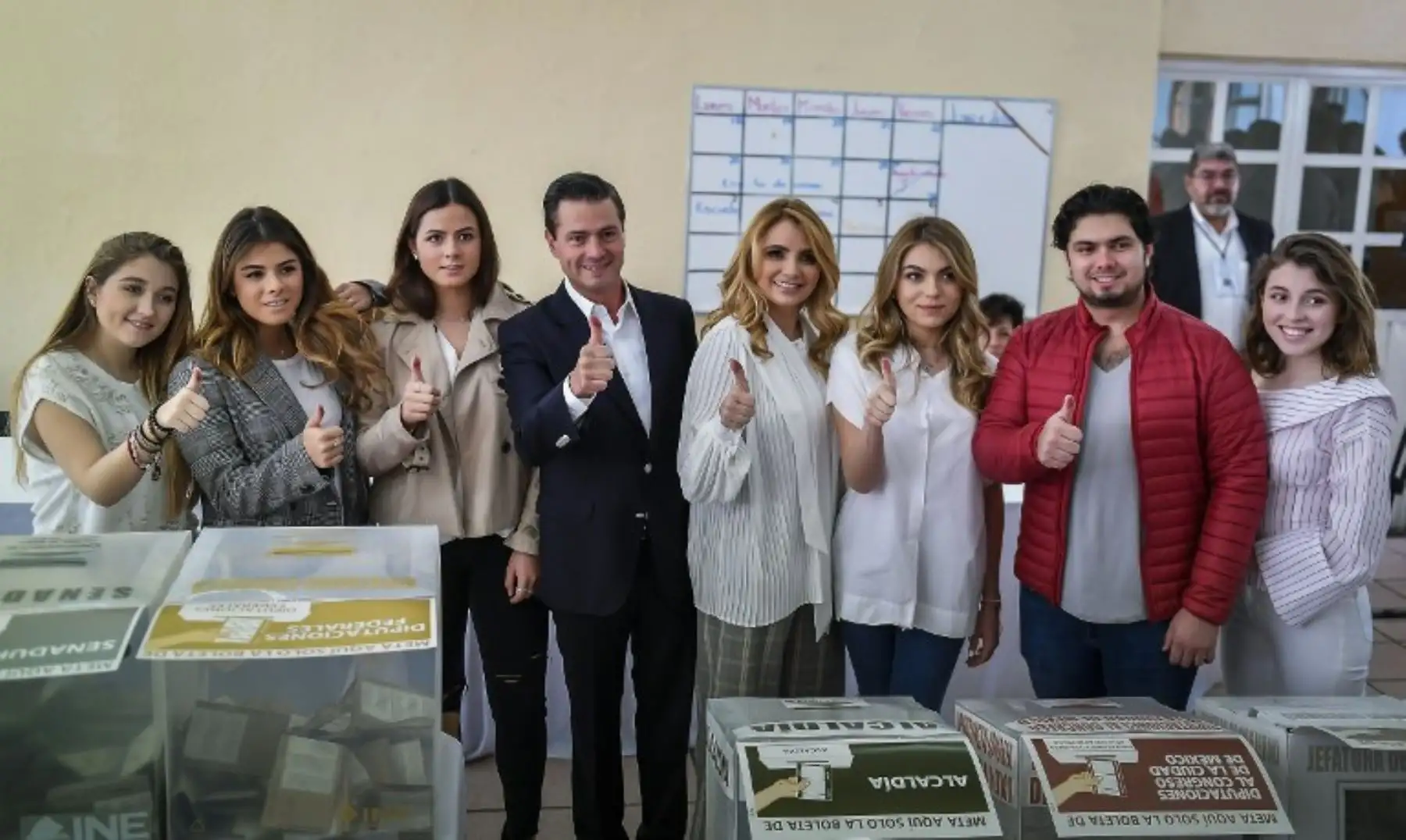 El presidente mexicano Enrique Peña Nieto, la Primera Dama Angélica Rivera y sus hijos , posan después de emitir su voto en la ciudad de México.Foto:AFP