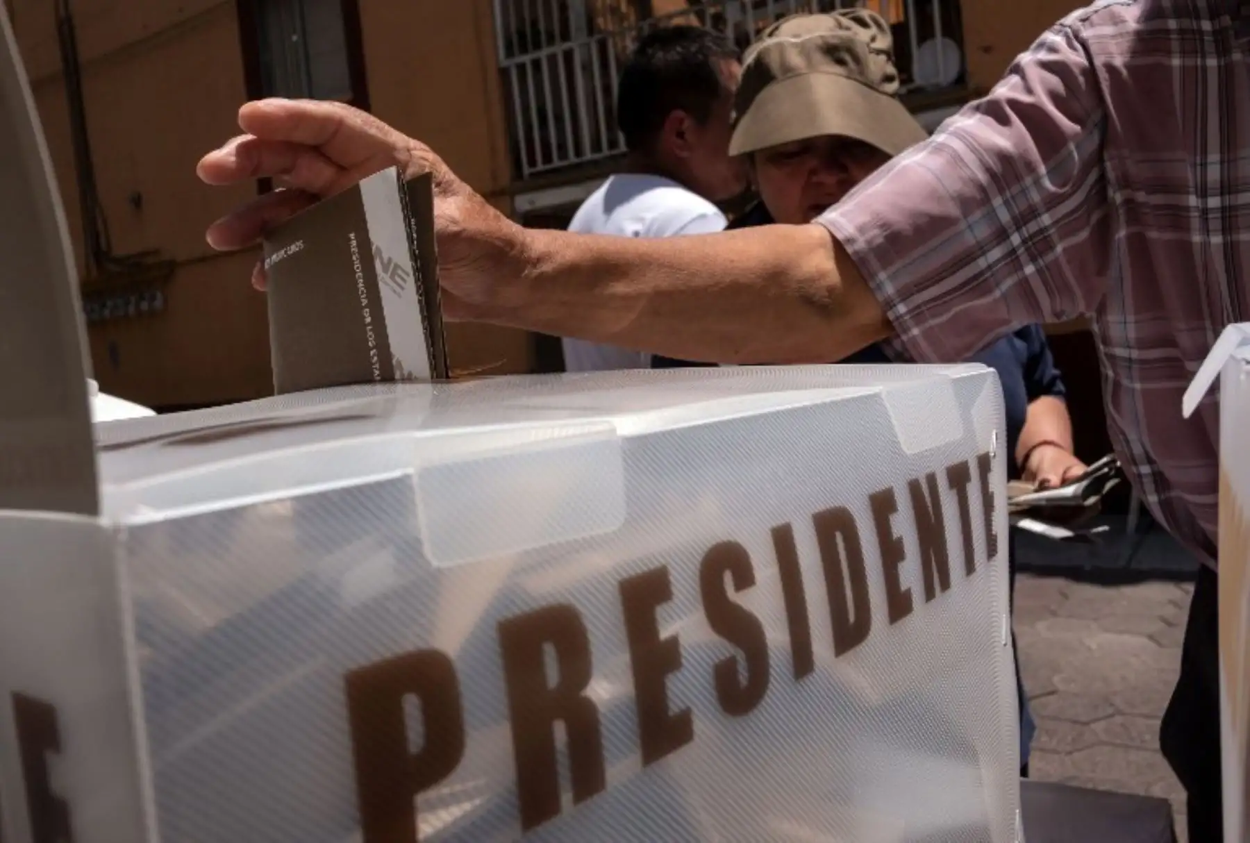 Un hombre emite su voto durante las elecciones presidenciales en un colegio electoral en Santa Julia, Ciudad de México.Foto:AFP
