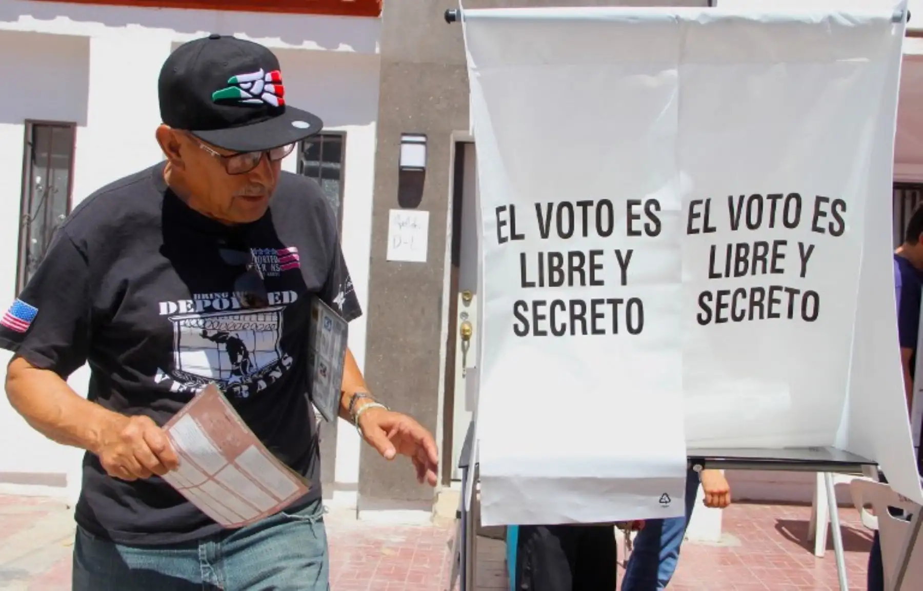 Un hombre emite su voto durante las elecciones presidenciales en un colegio electoral en Santa Julia, Ciudad de México.Foto:AFP
