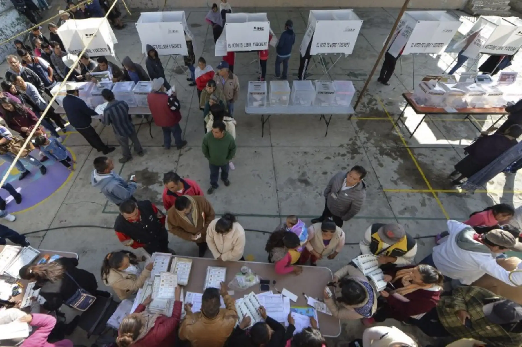 Los nativos de etnia otomíes mexicanos hacen fila para votar durante las elecciones generales en el pueblo de Solalpan en el estado de México.Foto:AFP
