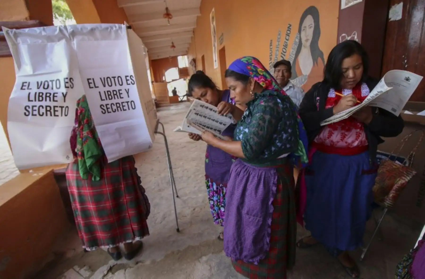 Una mujer del grupo étnico zapoteca ejerce su voto durante las elecciones generales, en San Bartolomé Quialana, estado de Oaxaca, México.Foto:AFP