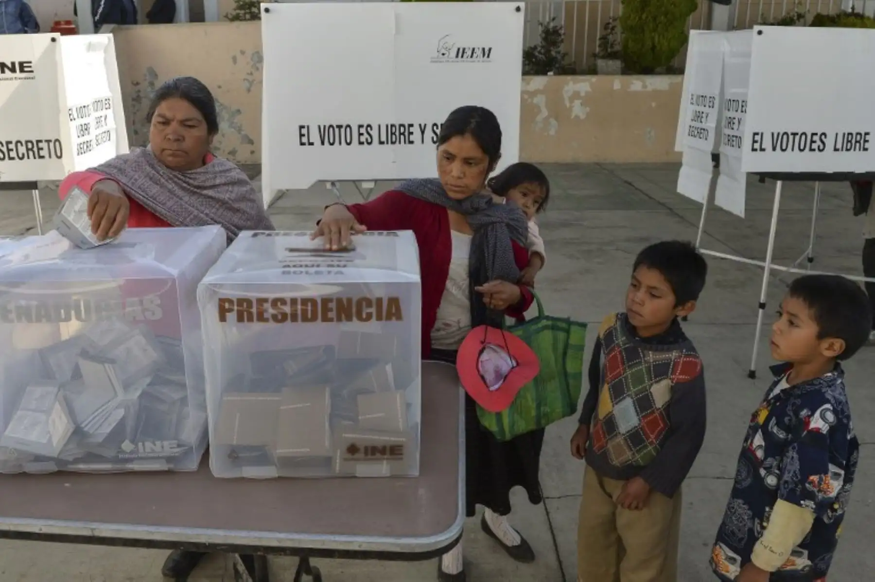 Las mujeres del grupo étnico Otomies Mexicano emiten su voto durante las elecciones generales en el pueblo de Solalpan en el estado de México.Foto:AFP