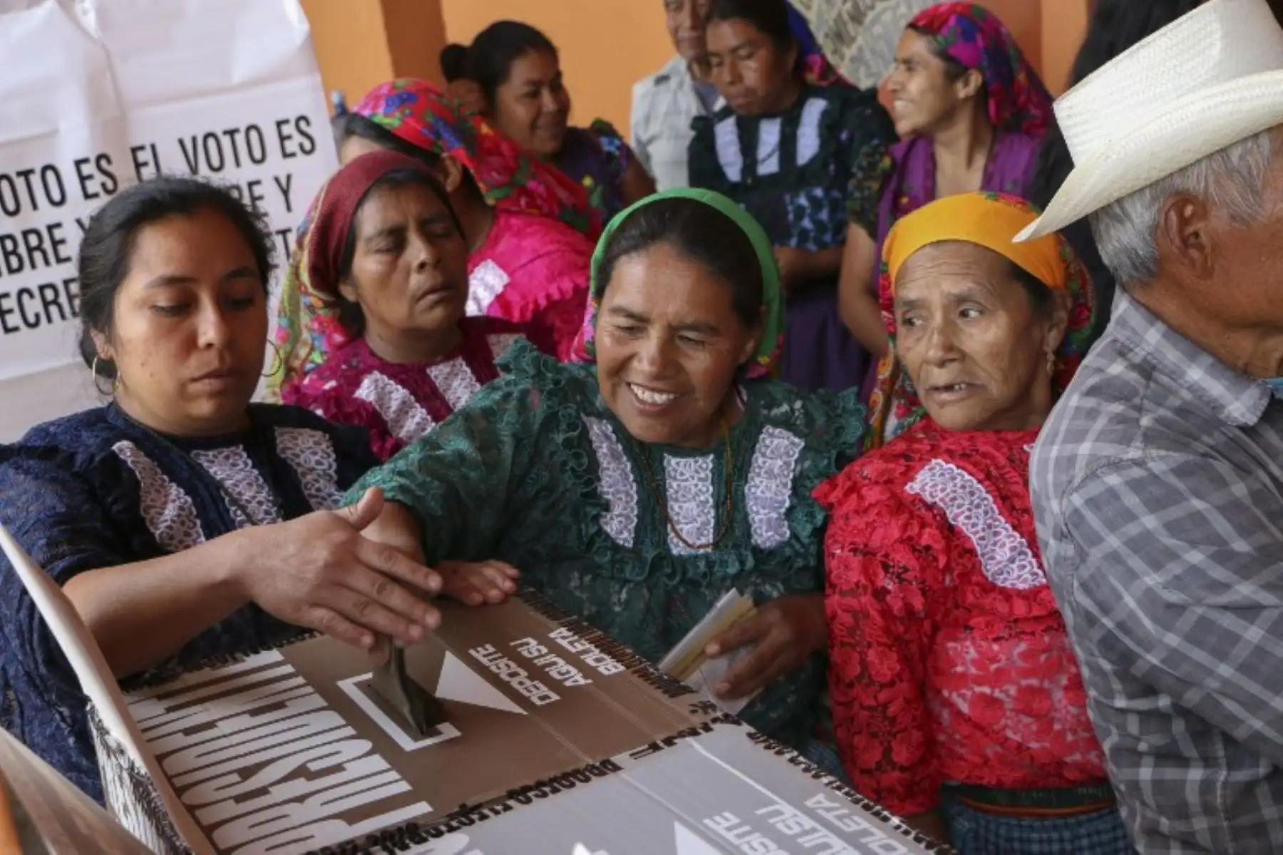 Ciudadanos mexicanos del grupo étnico zapoteca emitió sus votos en San Bartolomé Quianala, estado de Oaxaca, durante las elecciones generales.Foto:AFP