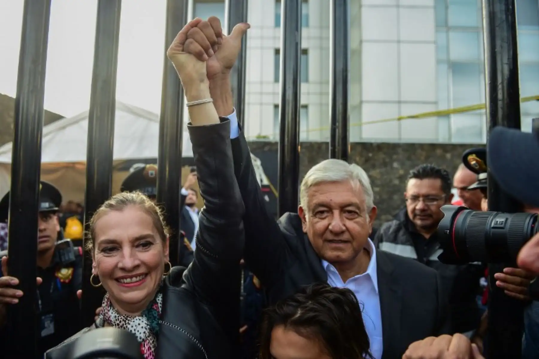 El candidato presidencial de México, Andrés Manuel López Obrador para el partido "Juntos haremos historia", da su aprobación con su esposa Beatriz Gutiérrez Muller después de emitir su voto durante las elecciones generales en la Ciudad de México. Foto:AFP