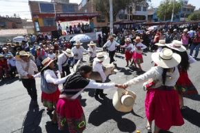 Arequipa desarrolló colorido pasacalle de comunidades campesinas