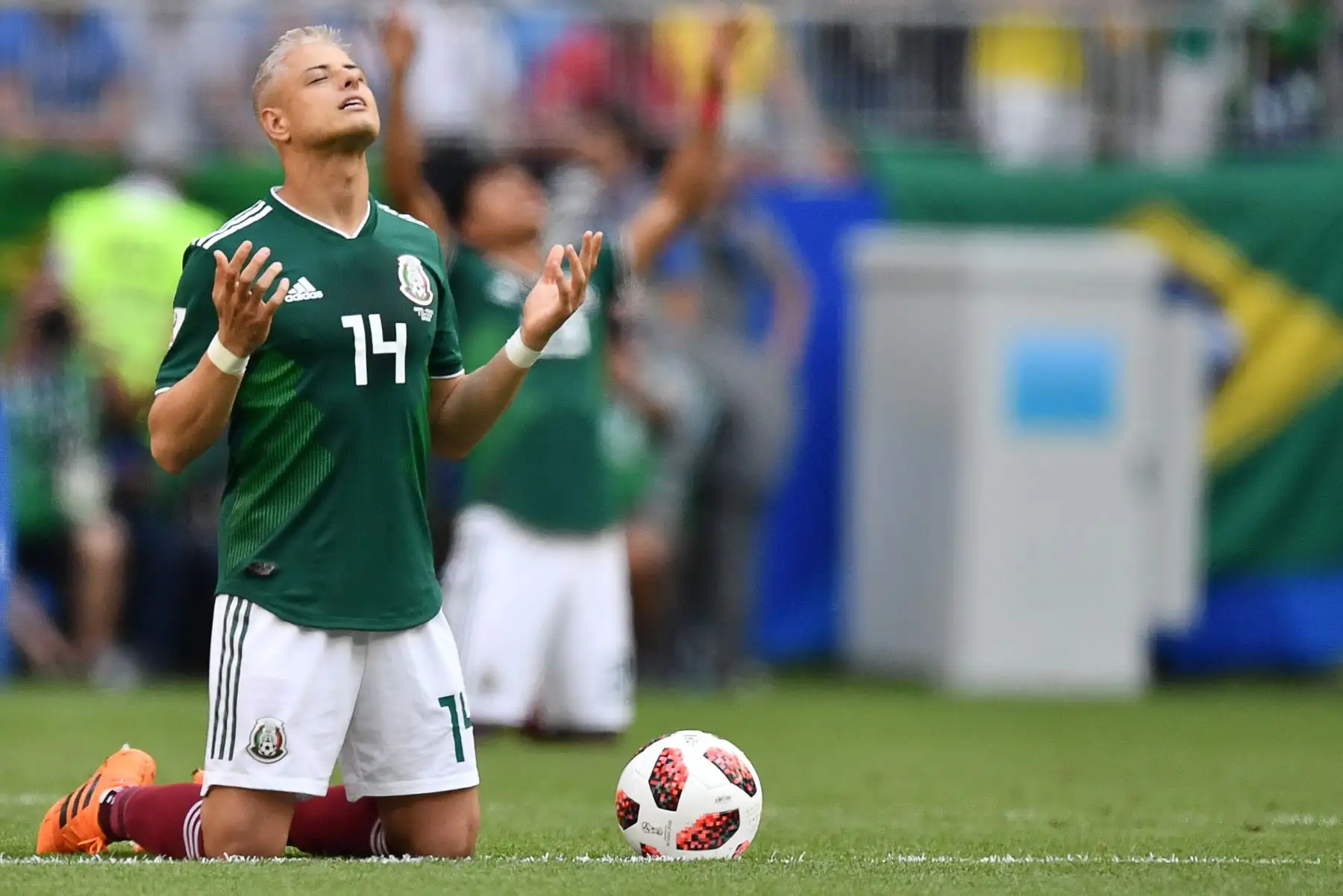 El alero de México, Javier Hernández, reacciona antes de la ronda de octavos de final de la Copa Mundial Rusia 2018 entre Brasil y México en el Samara Arena en Samara el 2 de julio de 2018.
/ AFP