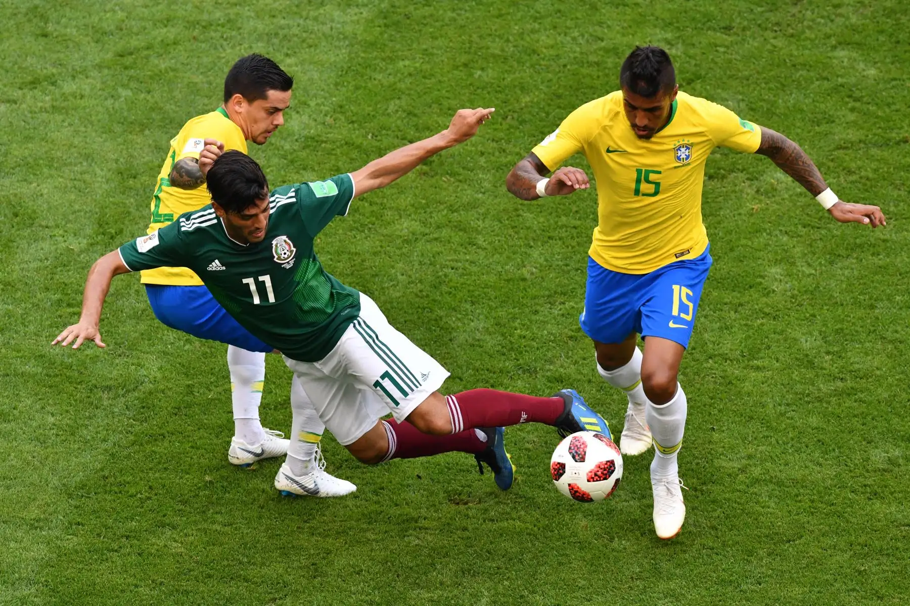 El defensor brasileño Fagner (L) y el defensor mexicano Hector Moreno (R) compiten por el balón con el delantero mexicano Carlos Vela (C) durante la ronda de octavos de final de la Copa Mundial Rusia 2018 entre Brasil y México en el Samara Arena en Samara el 2 de julio , 2018.
/ AFP