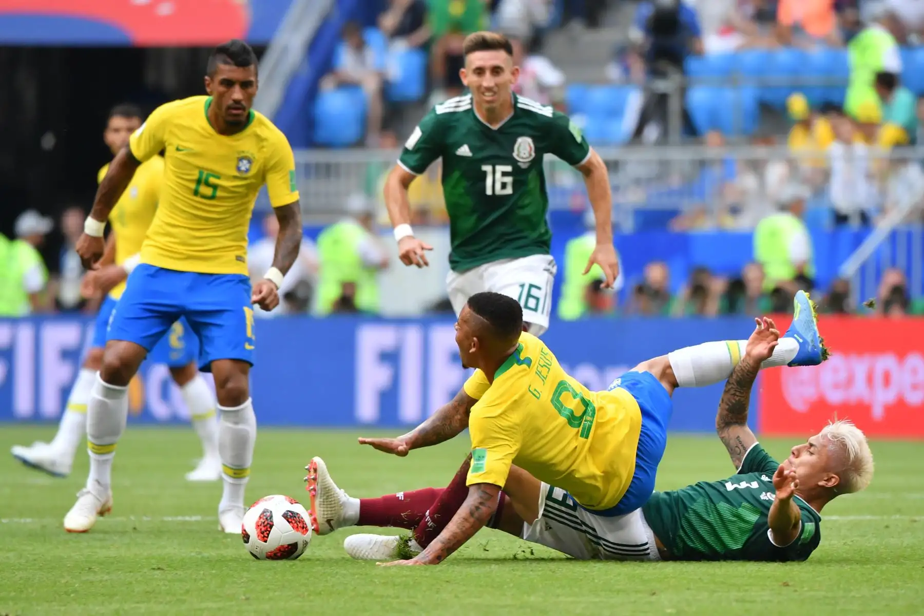 El delantero brasileño Gabriel Jesus (9) y el defensor mexicano Carlos Salcedo compiten por la pelota durante el partido de la ronda de octavos de final de la Copa Mundial Rusia 2018 entre Brasil y México en el Samara Arena en Samara el 2 de julio de 2018.
 / AFP