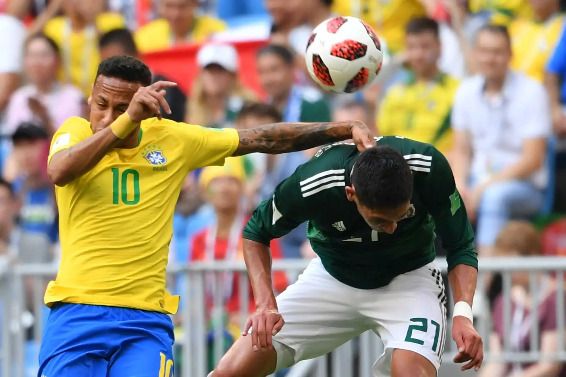 El delantero brasileño Neymar (L) y el defensor mexicano Edson Alvarez compiten por la pelota durante el partido de la ronda de octavos de final de la Copa Mundial Rusia 2018 entre Brasil y México en el Samara Arena en Samara el 2 de julio de 2018.
/ AFP