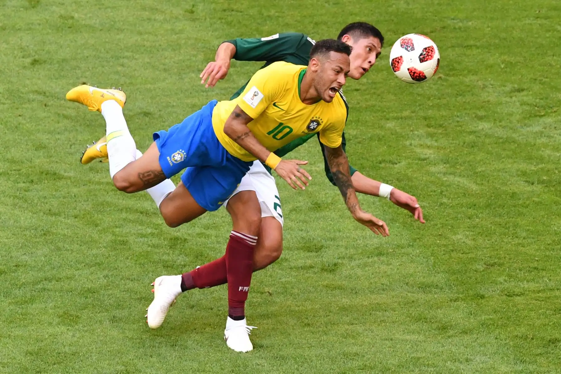 El defensor mexicano Edson Alvarez (R) compite por el balón con el delantero brasileño Neymar durante la ronda de dieciséis rondas de la Copa Mundial de Rusia 2018 entre Brasil y México en el Samara Arena en Samara el 2 de julio de 2018.
 / AFP
