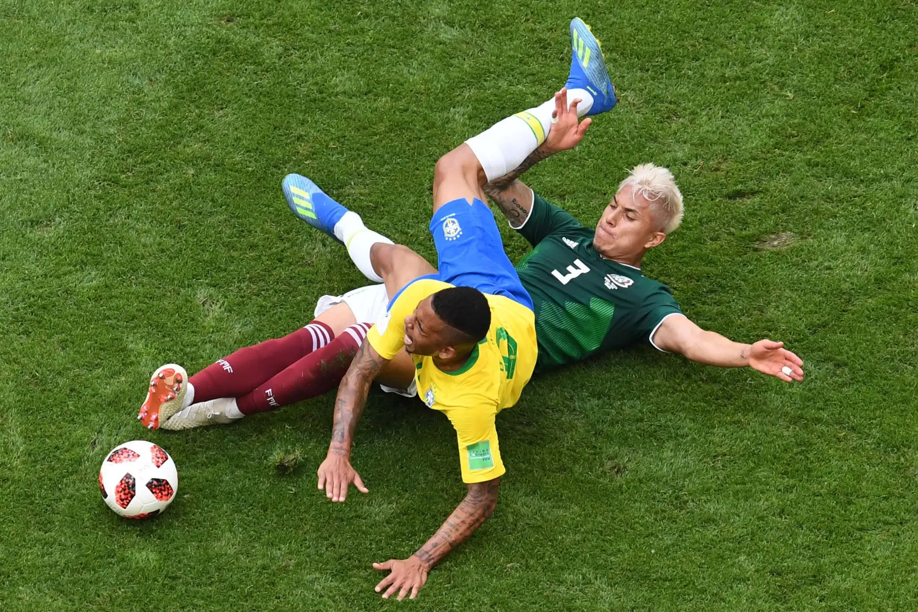 El delantero brasileño Gabriel Jesus (L) cae sobre el defensor mexicano Carlos Salcedo durante la ronda de dieciséis rondas de la Copa Mundial de Rusia 2018 entre Brasil y México en el Samara Arena en Samara el 2 de julio de 2018.
 / AFP