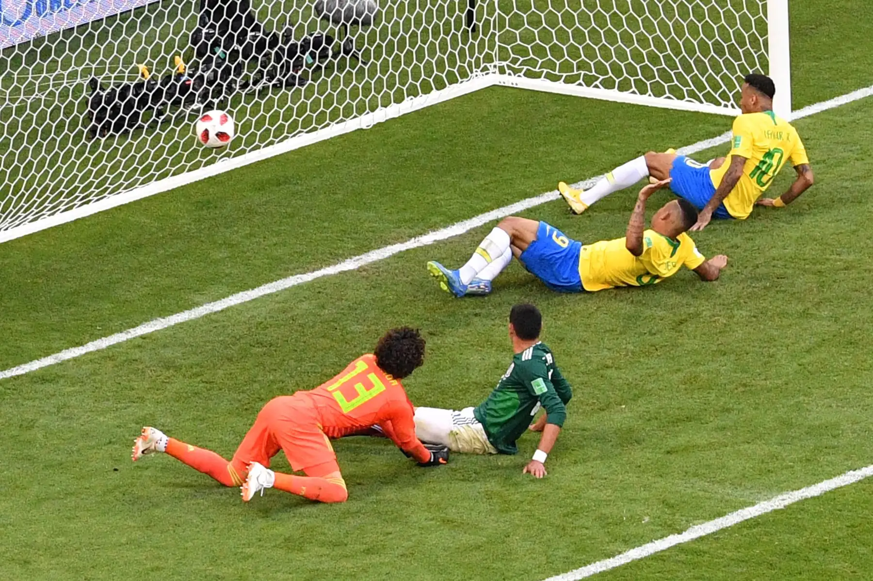 El adelantero Neymar (2 ° R) de Brasil anota un gol durante el partido de la ronda de octavos de final de la Copa Mundial Rusia 2018 entre Brasil y México en el Samara Arena en Samara el 2 de julio de 2018.
/ AFP