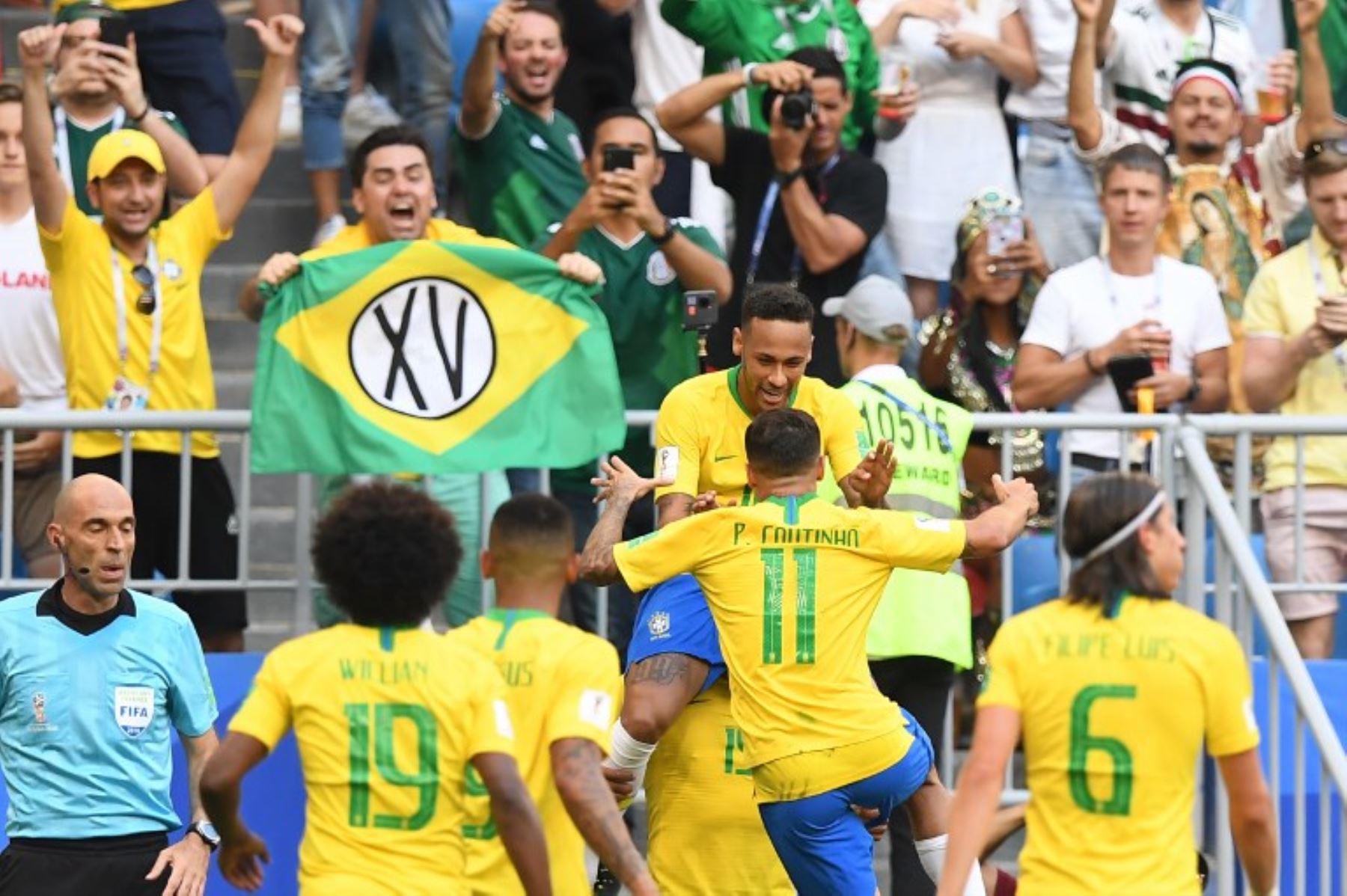 Neymar celebra el primer tanto de Brasil con que derrota 1-0 a México  por los octavos de final del Mundial de Rusia 2018 en el Samara Arena