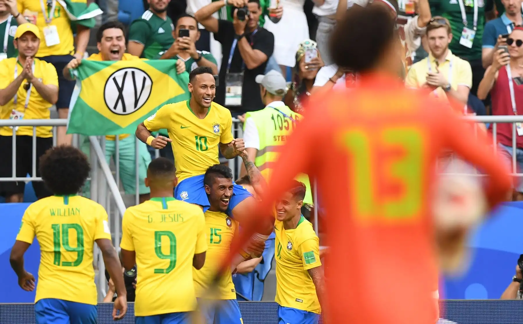 El alero Neymar (C) de Brasil celebra con sus compañeros de equipo después de anotar un gol durante el partido de la ronda de octavos de final de la Copa Mundial Rusia 2018 entre Brasil y México en el Samara Arena en Samara el 2 de julio de 2018.
 / AFP