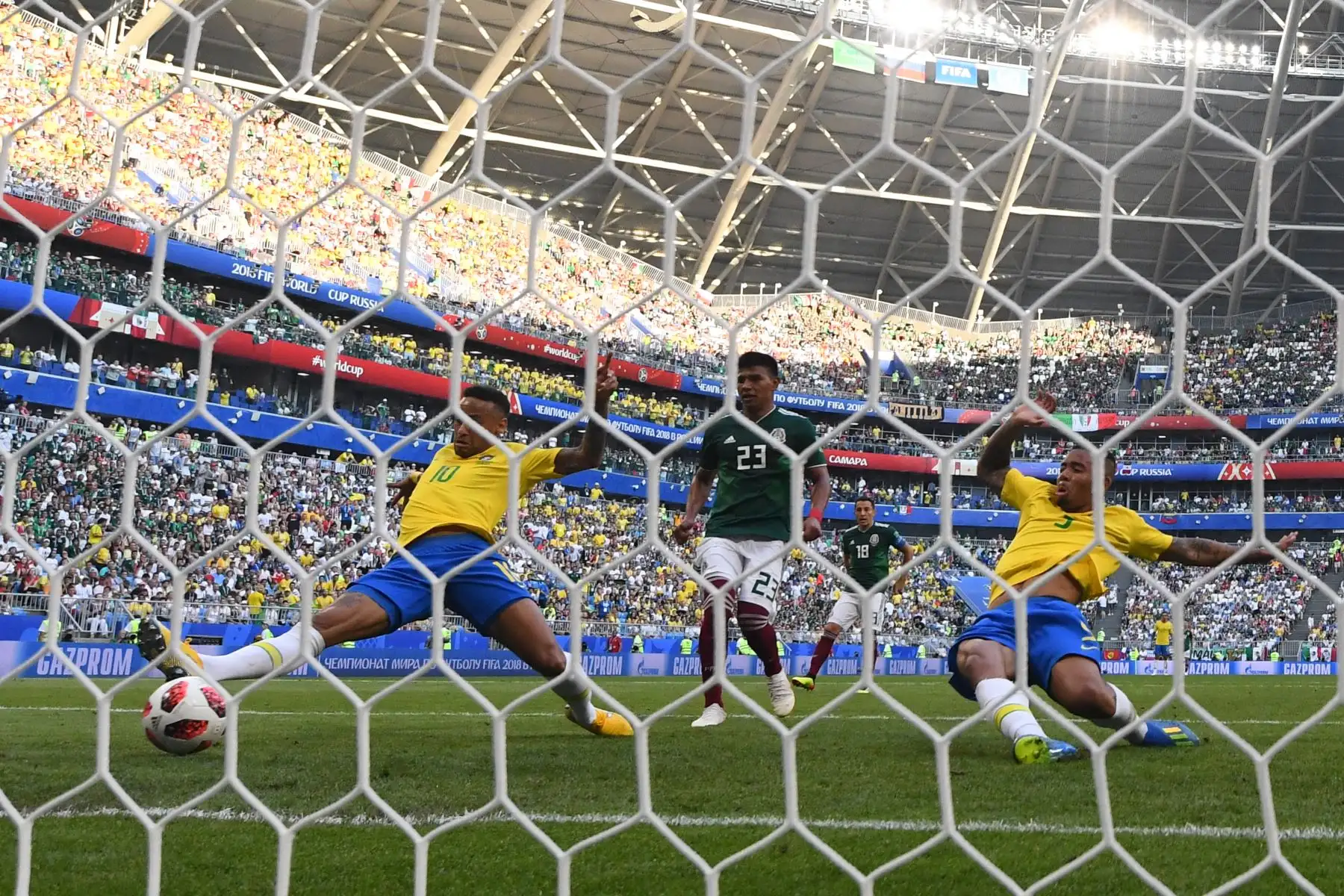 El adelantero Neymar (L) de Brasil anota un gol durante el partido de la ronda de octavos de final de la Copa Mundial Rusia 2018 entre Brasil y México en el  / AFP