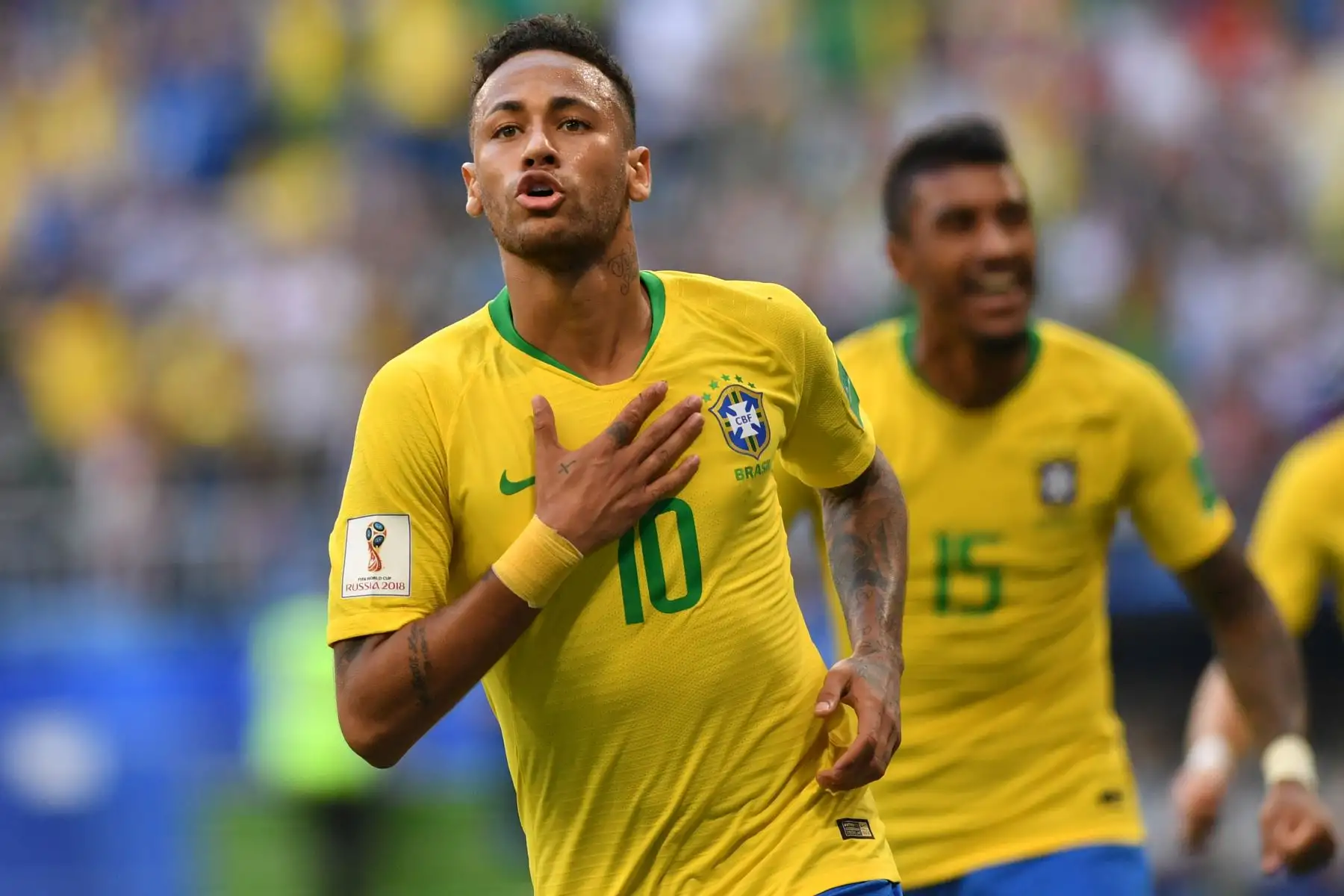 El delantero Neymar de Brasil celebra después de anotar el gol de apertura durante la ronda de dieciseisavos de final de la Copa Mundial Rusia 2018 entre Brasil y México en el Samara Arena en Samara el 2 de julio de 2018.
Fabrice COFFRINI / AFP