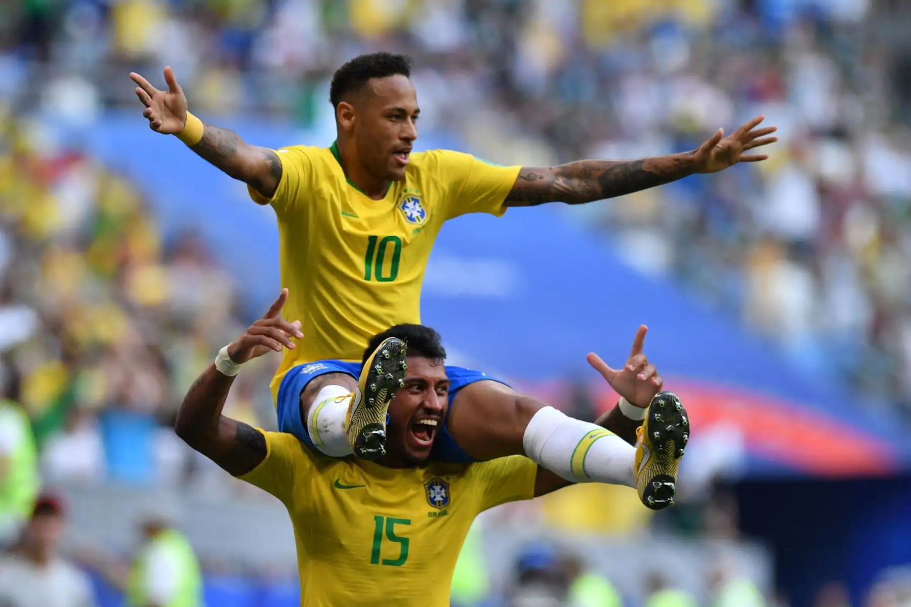 El delantero brasileño Neymar celebra con el centrocampista brasileño Paulinho después de anotar el gol de apertura durante la ronda de dieciséis rondas de la Copa Mundial de Rusia 2018 entre Brasil y México en el Samara Arena en Samara el 2 de julio de 2018.
/ AFP