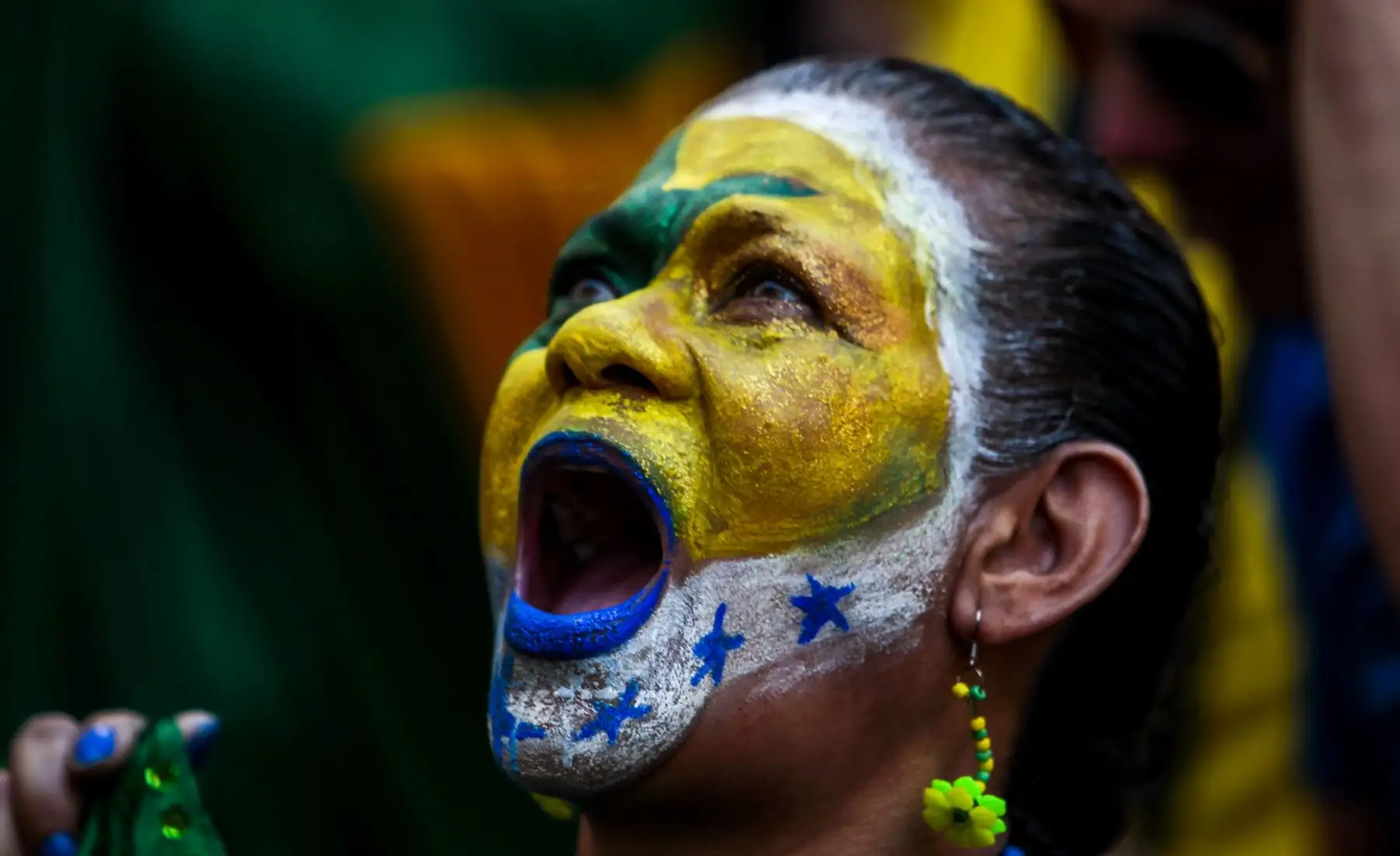 Un fanático de Brasil ve el partido de la Copa Mundial entre Brasil y México en una gran pantalla en Sao Paulo, Brasil, el 2 de julio de 2018.
 / AFP