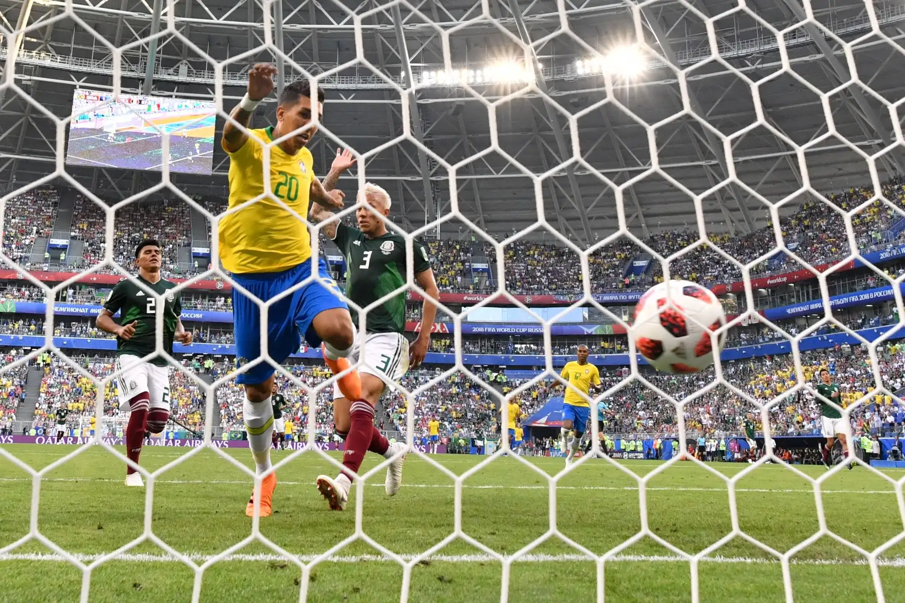 El delantero brasileño Roberto Firmino anota el segundo gol del equipo durante el partido de la ronda de octavos de final de la Copa Mundial Rusia 2018 entre Brasil y México en el Samara Arena en Samara el 2 de julio de 2018.
 / AFP