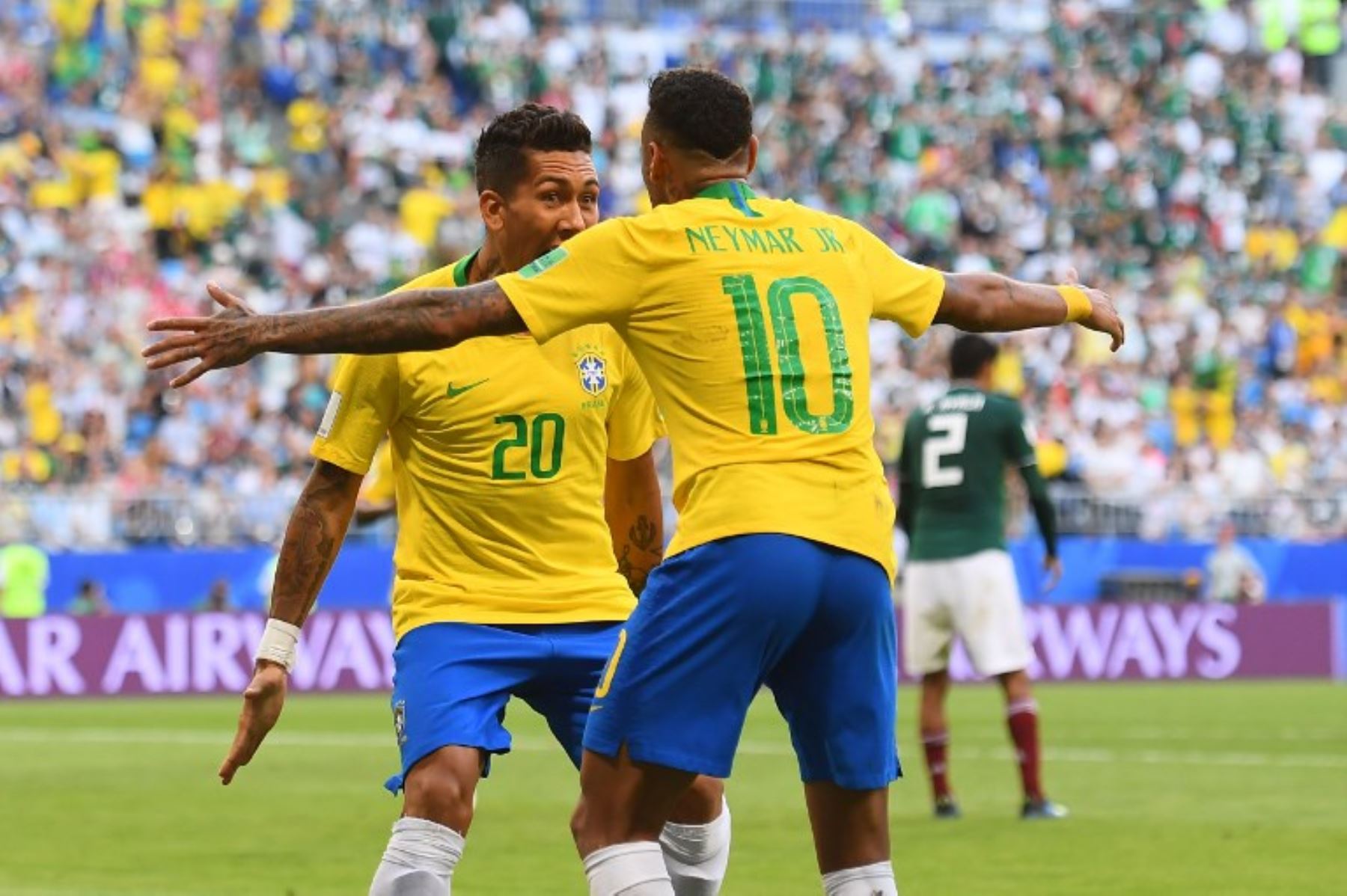 Firmino celebra con Neymar el segundo gol de Brasil ante México en Samara