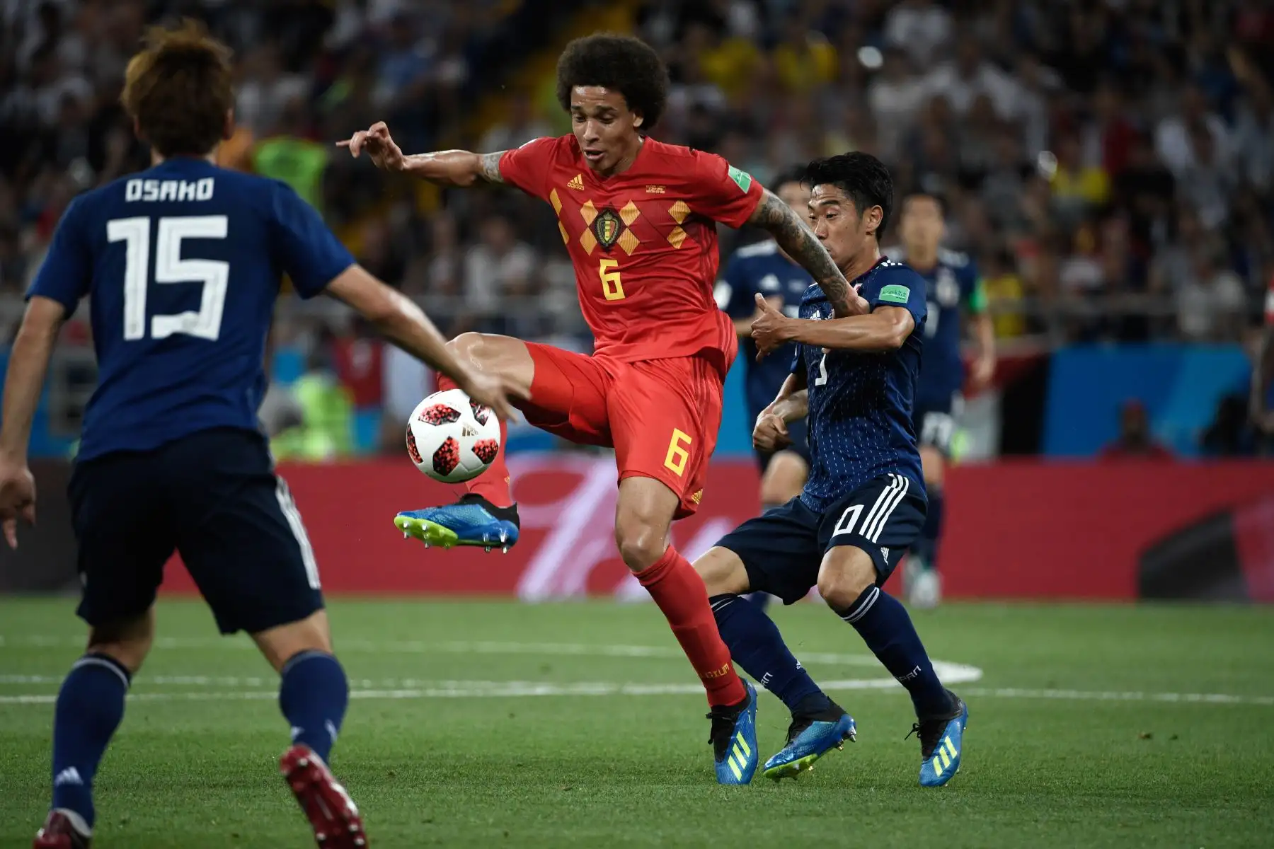 El centrocampista japonés Shinji Kagawa (R) marca al centrocampista belga Axel Witsel (C) durante la ronda de octavos de final de la Copa Mundial Rusia 2018 entre Bélgica y Japón en el Rostov Arena en Rostov-On-Don el 2 de julio de 2018. / AFP