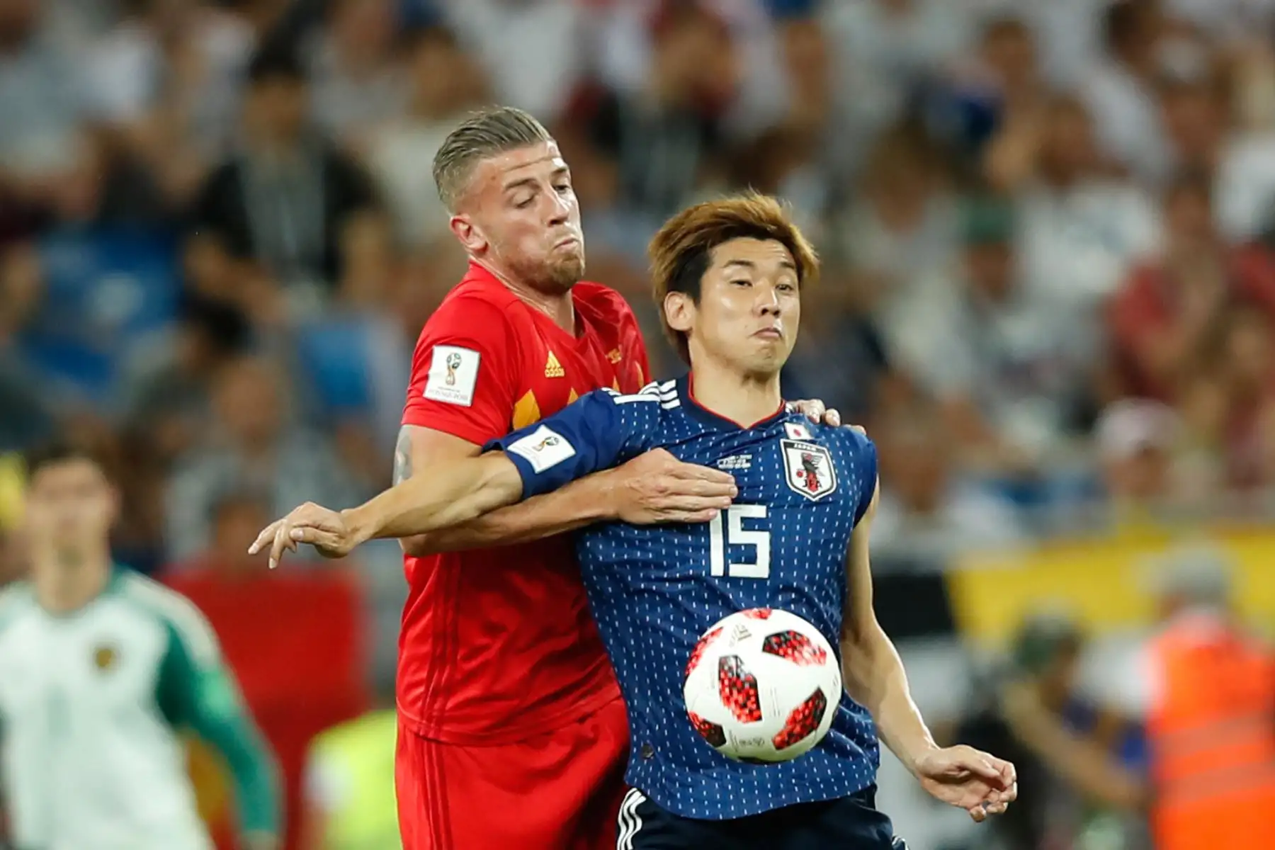 La delantera japonesa Yuya Osako (R) compite con el defensa belga Toby Alderweireld durante la ronda de octavos de final de la Copa Mundial Rusia 2018 entre Bélgica y Japón en el Rostov Arena en Rostov-On-Don el 2 de julio de 2018. / AFP