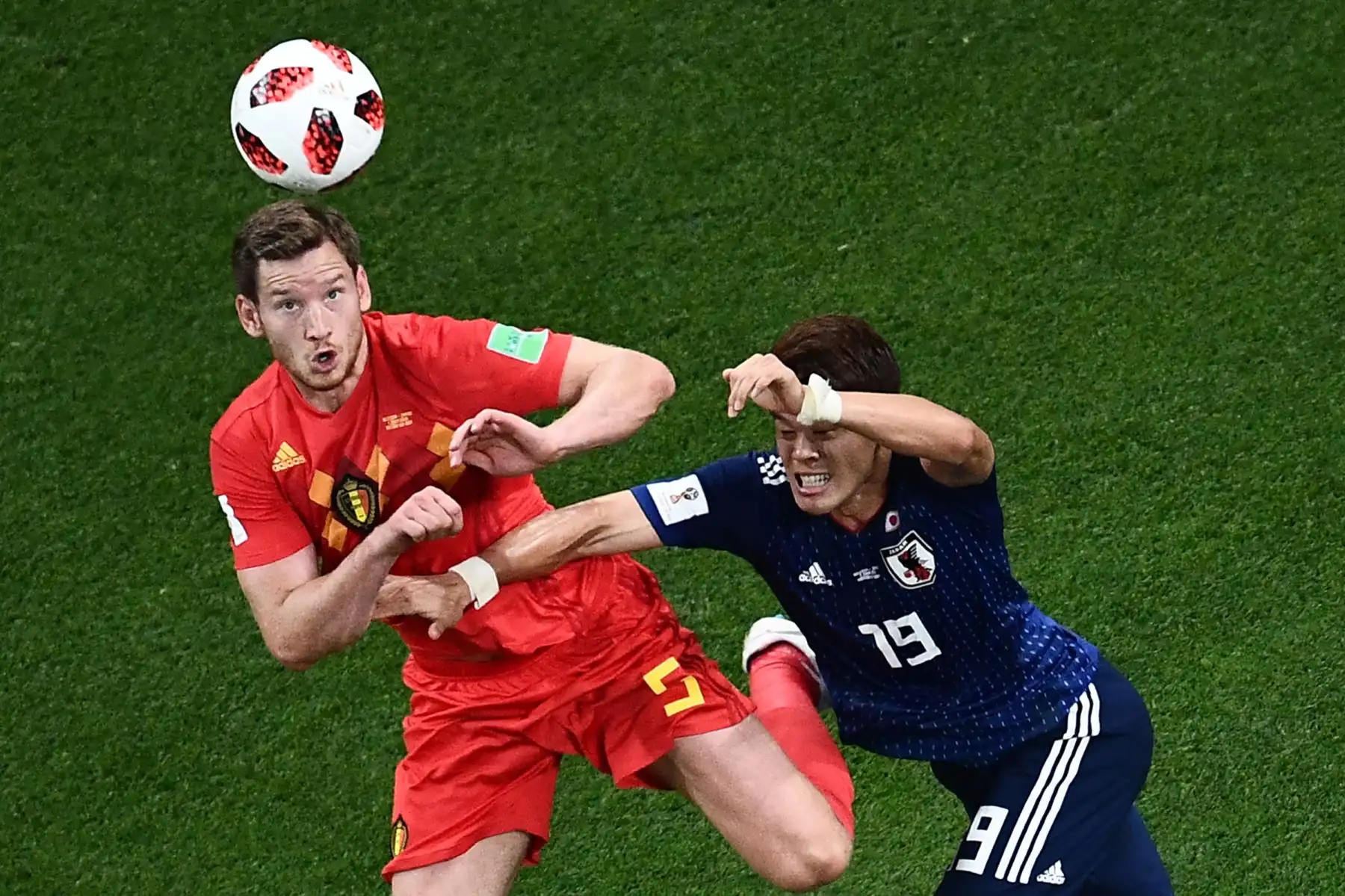 El defensor belga Jan Vertonghen (izq.) Encabeza la pelota con el defensor japonés Hiroki Sakai durante la ronda de octavos de final de la Copa Mundial Rusia 2018 entre Bélgica y Japón en el Rostov Arena en Rostov-On-Don el 2 de julio de 2018. / AFP
