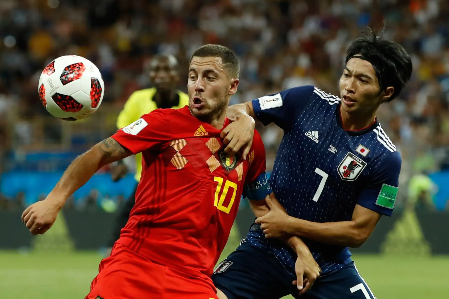 El alero belga Eden Hazard (L) pelea por el balón con el centrocampista japonés Gaku Shibasaki durante la ronda de octavos de final de la Copa Mundial Rusia 2018 entre Bélgica y Japón en el Rostov Arena en Rostov-On-Don el 2 de julio de 2018. / AFP