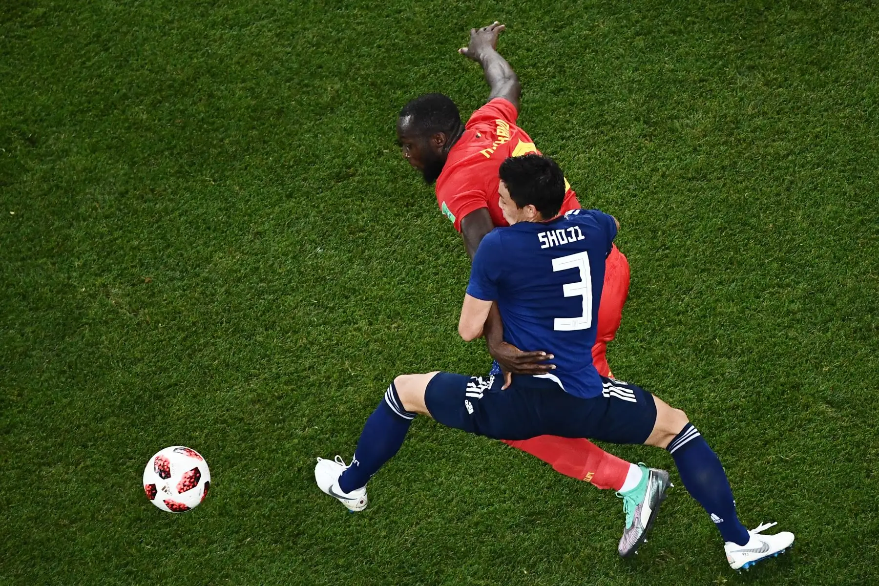 El defensa japonés Gen Shoji (R) reta al delantero belga Romelu Lukaku durante la ronda de octavos de final de la Copa Mundial Rusia 2018 entre Bélgica y Japón en el Rostov Arena en Rostov-On-Don el 2 de julio de 2018. / AFP