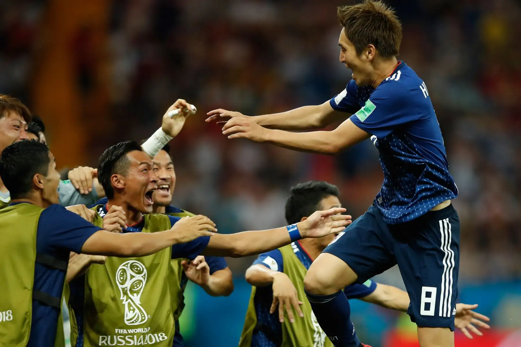 El alero japonés Genki Haraguchi (R) celebra con sus compañeros de equipo después de anotar durante el partido de fútbol de la ronda mundial de la Rusia 2018 entre Bélgica y Japón en el Rostov Arena en Rostov-On-Don el 2 de julio de 2018.
 / AFP
