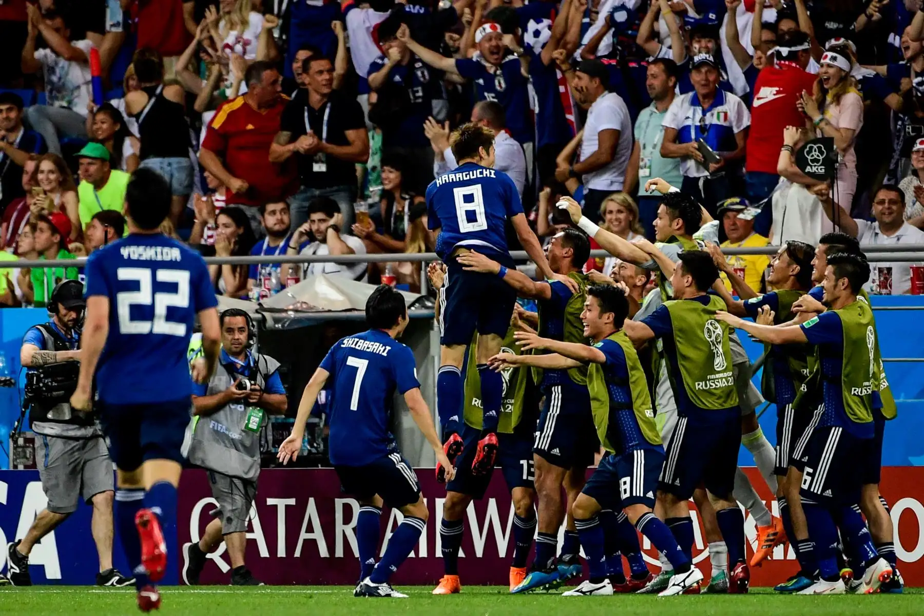 El alero japonés Genki Haraguchi (R) celebra con sus compañeros de equipo después de anotar durante el partido de fútbol de la ronda mundial de la Rusia 2018 entre Bélgica y Japón en el Rostov Arena en Rostov-On-Don el 2 de julio de 2018.
 / AFP