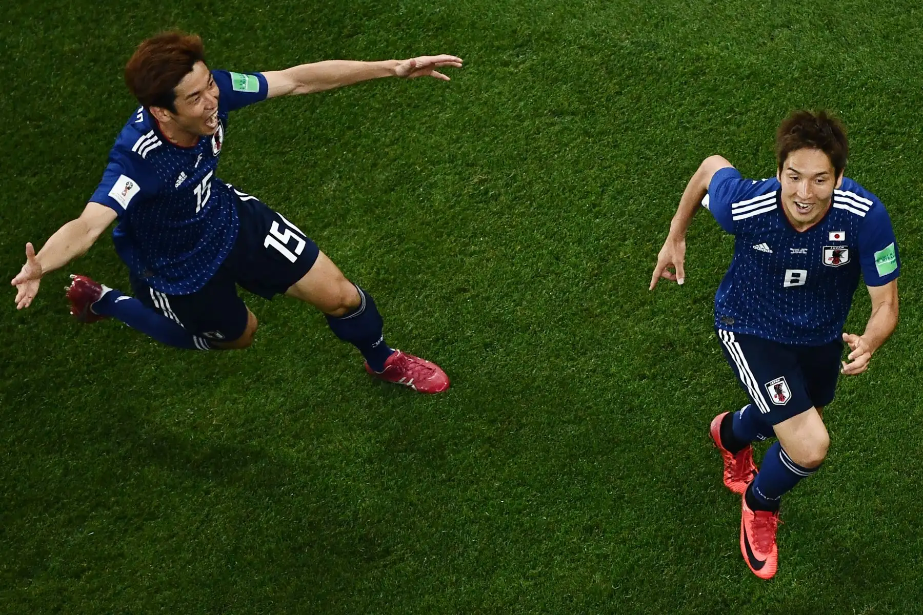 El alero japonés Genki Haraguchi (R) celebra con sus compañeros de equipo después de anotar durante el partido de fútbol de la ronda mundial de la Rusia 2018 entre Bélgica y Japón en el Rostov Arena en Rostov-On-Don el 2 de julio de 2018.
Odd ANDERSEN / AFP
