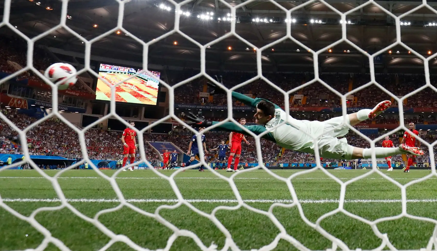 El portero belga Thibaut Courtois no pudo detener un gol del mediocampista japonés Takashi Inui durante la ronda de octavos de final de la Copa Mundial Rusia 2018 entre Bélgica y Japón en el Rostov Arena en Rostov-On-Don el 2 de julio de 2018.
 / AFP