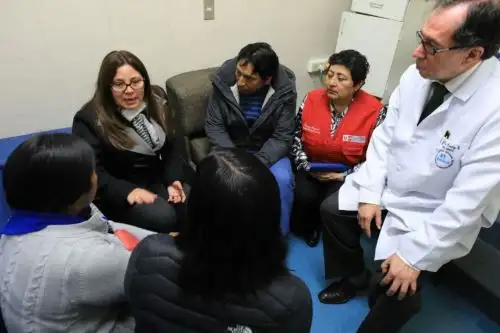 Ministra se reunión familiares de víctima de quemadura con combustible. Foto: Twitter MIMP.