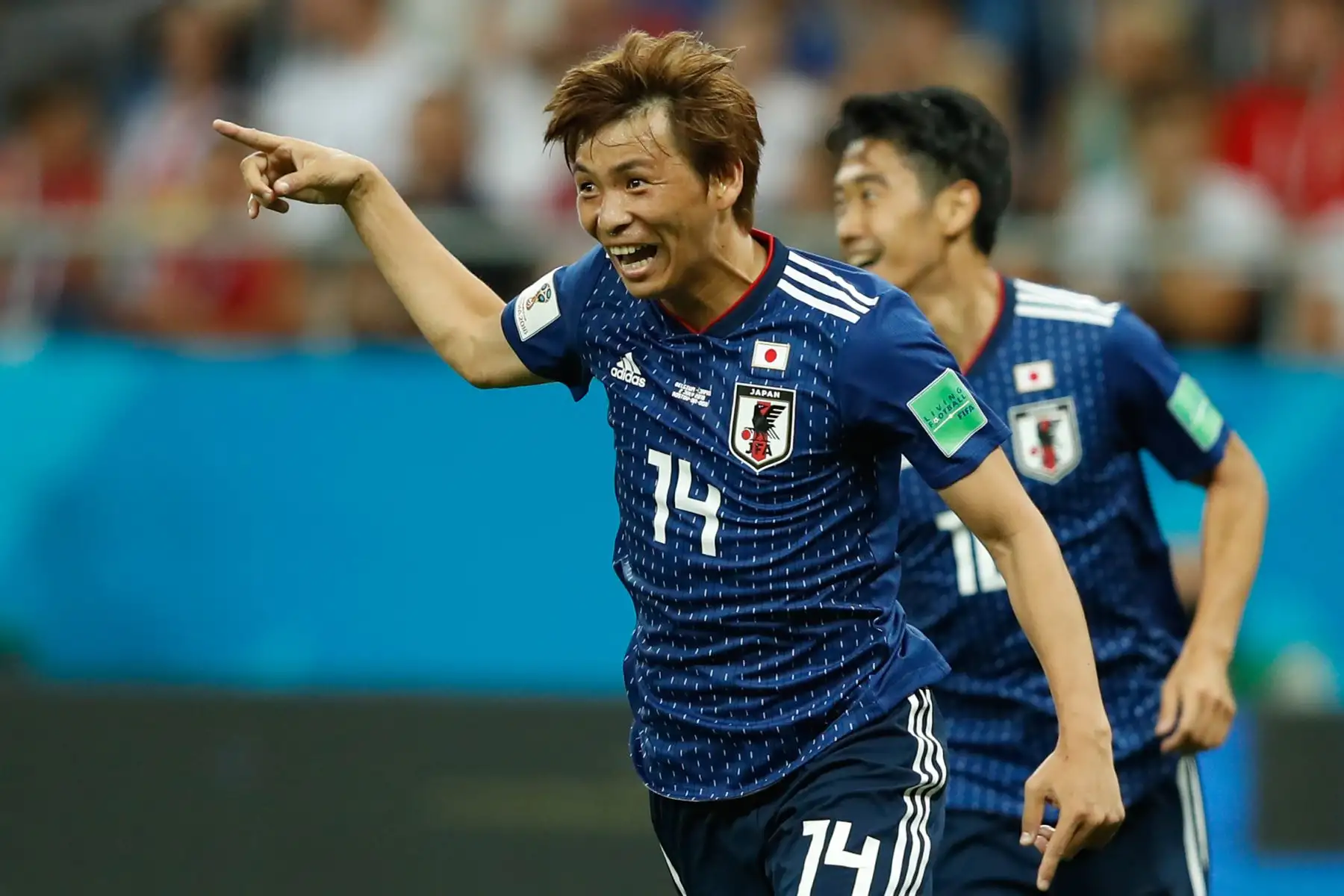 El centrocampista japonés Takashi Inui celebra después de anotar durante el partido de fútbol de la ronda mundial de Rusia 2018 entre Bélgica y Japón en el Rostov Arena en Rostov-On-Don el 2 de julio de 2018. AFP