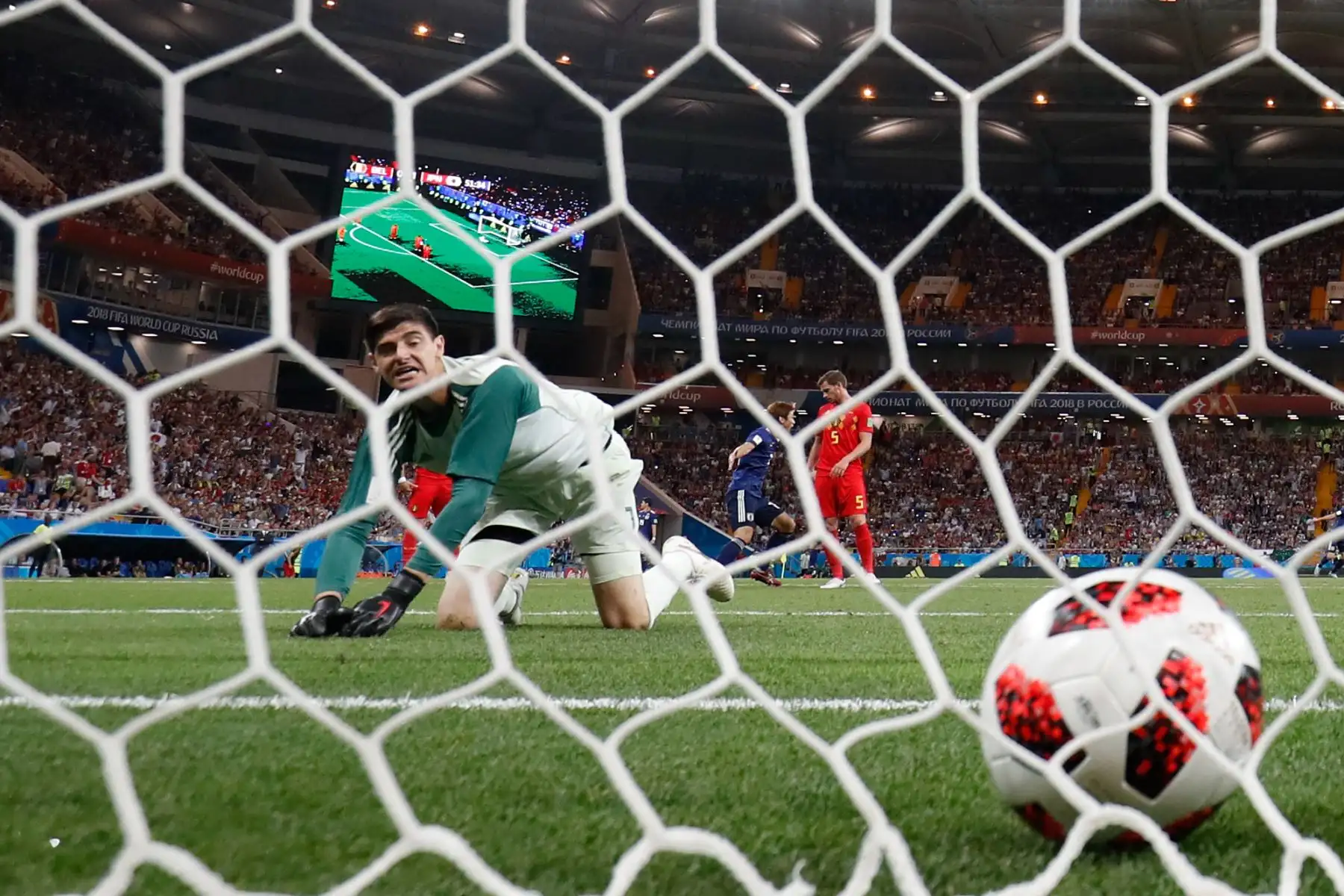 El portero belga Thibaut Courtois no pudo detener un gol del mediocampista japonés Takashi Inui durante la ronda de octavos de final de la Copa Mundial Rusia 2018 entre Bélgica y Japón en el Rostov Arena en Rostov-On-Don el 2 de julio de 2018.
 / AFP