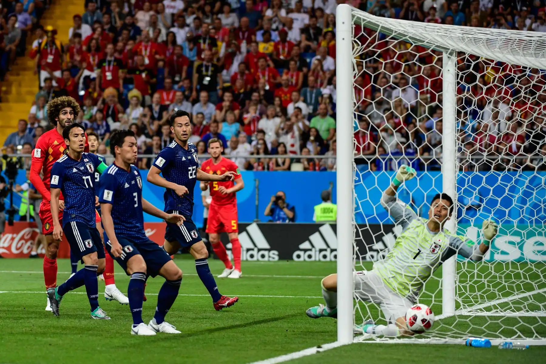 El portero de Japón Eiji Kawashima (R) reacciona al recibir un gol del defensa belga Jan Vertonghen (vuelta, C) durante la ronda de octavos de final de la Copa Mundial Rusia 2018 entre Bélgica y Japón en el Rostov Arena en Rostov-On-Don en julio 2, 2018.
 / AFP