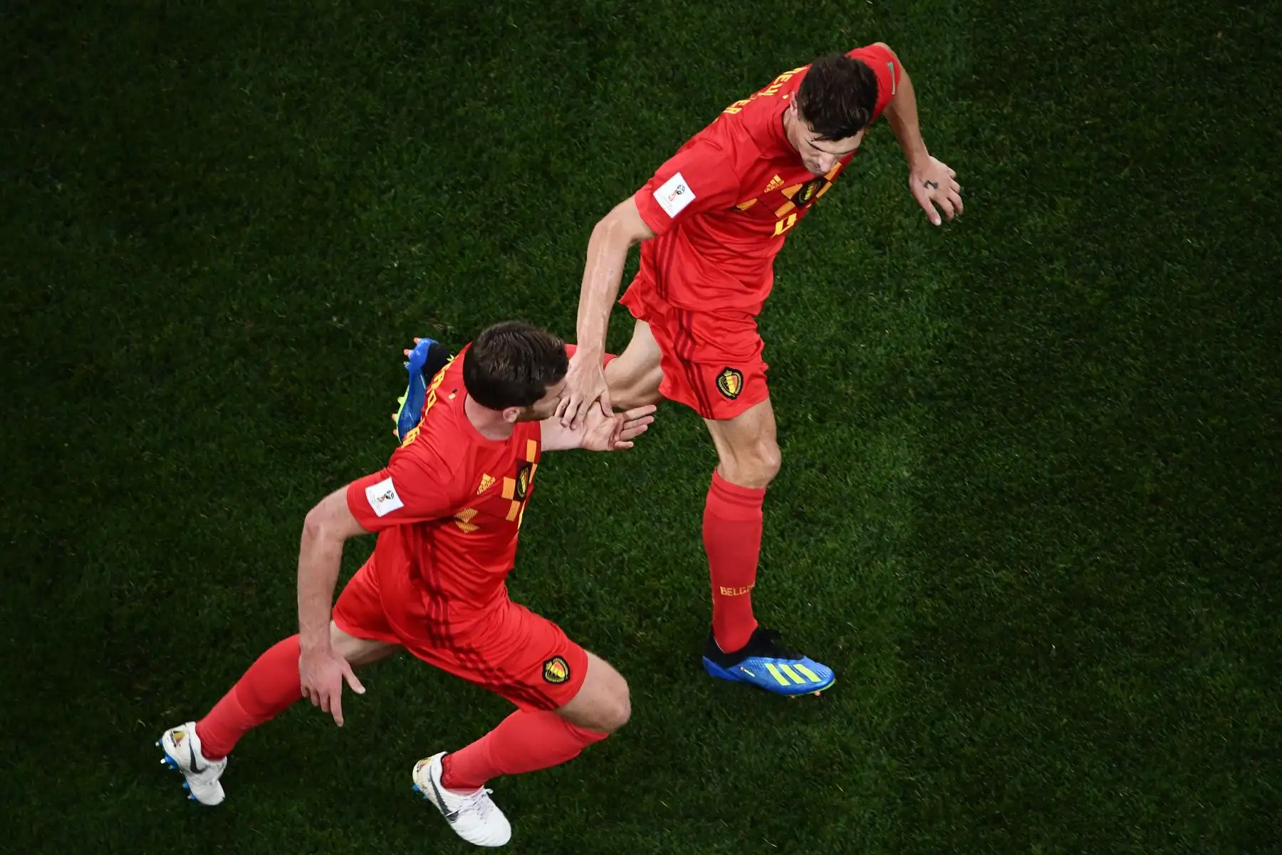 El defensor belga Jan Vertonghen (izq.) Celebra con el defensor belga Thomas Meunier después de anotar un gol durante la ronda de octavos de final de la Copa Mundial Rusia 2018 entre Bélgica y Japón en Rostov Arena en Rostov-On-Don el 2 de julio de 2018.
 / AFP