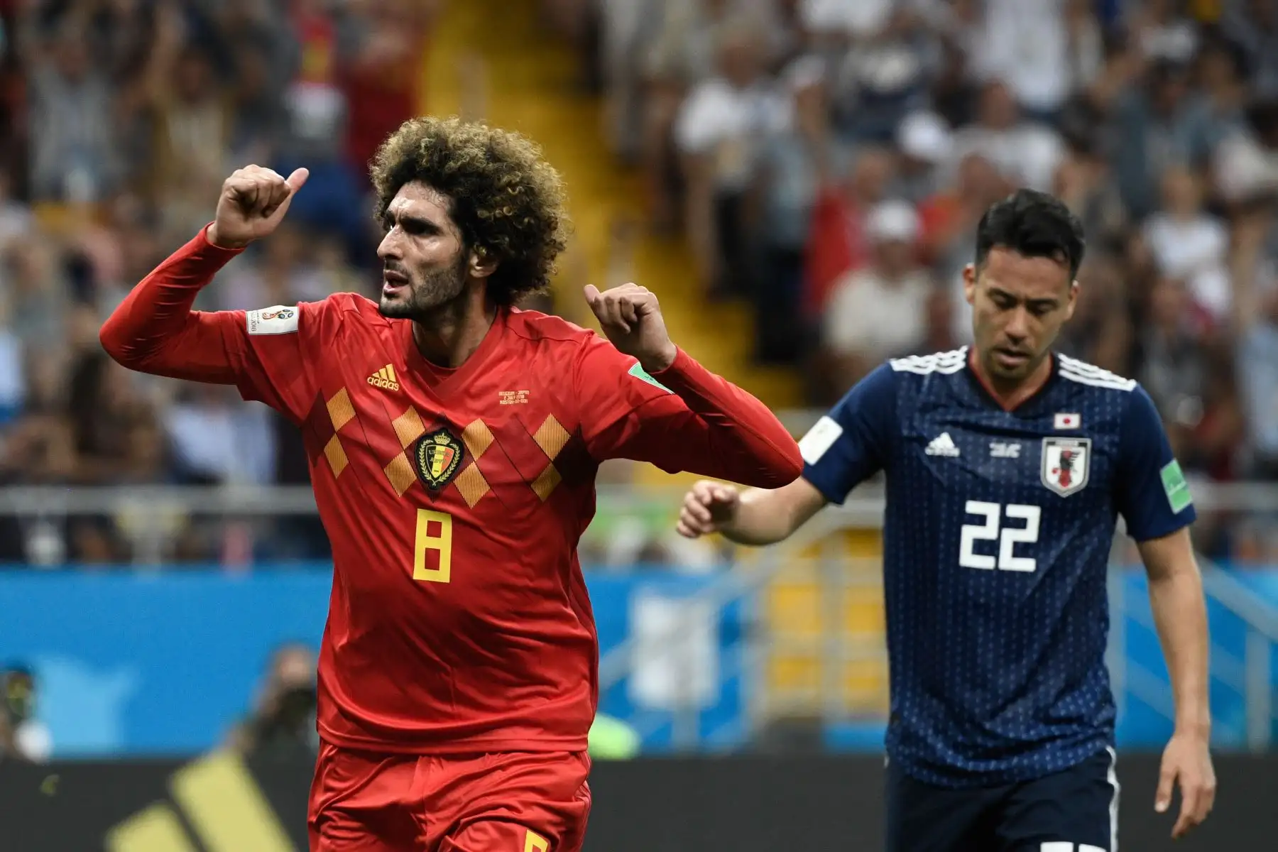 El centrocampista belga Marouane Fellaini (L) celebra después de anotar el gol del empate durante la ronda de dieciseisavos de final de la Copa Mundial Rusia 2018 entre Bélgica / AFP