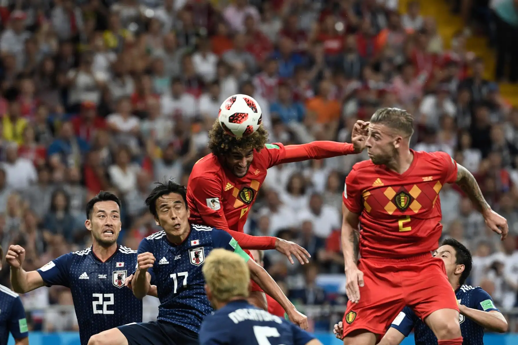La centrocampista belga Marouane Fellaini (C) se prepara para anotar el gol del empate en la ronda de octavos de final de la Copa Mundial Rusia 2018 entre Bélgica y Japón en el Rostov Arena de Rostov-On-Don el 2 de julio de 2018.
 / AFP