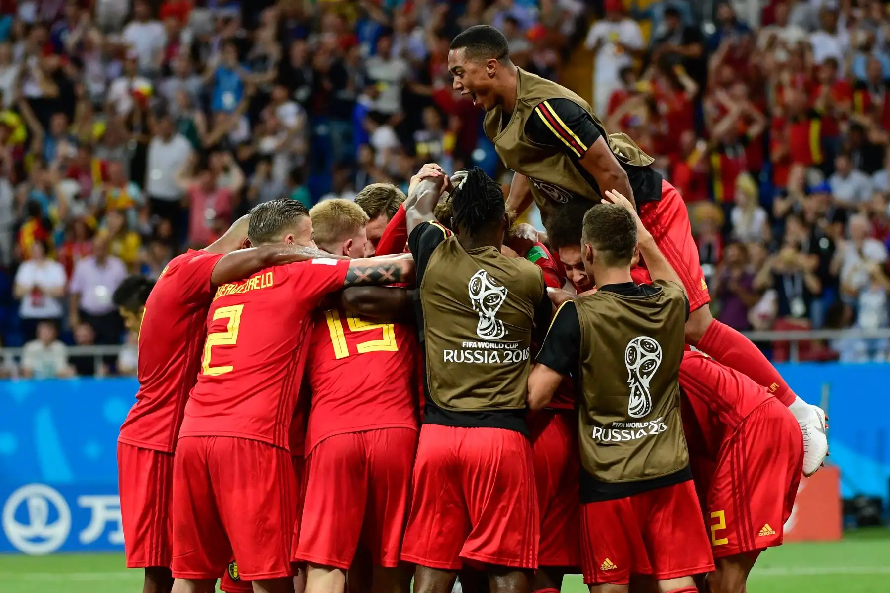 Los jugadores de Bélgica celebran después de ganar el partido de fútbol de la ronda mundial de Rusia 2018 entre Bélgica y Japón en el Rostov Arena en Rostov-On-Don el 2 de julio de 2018. / AFP