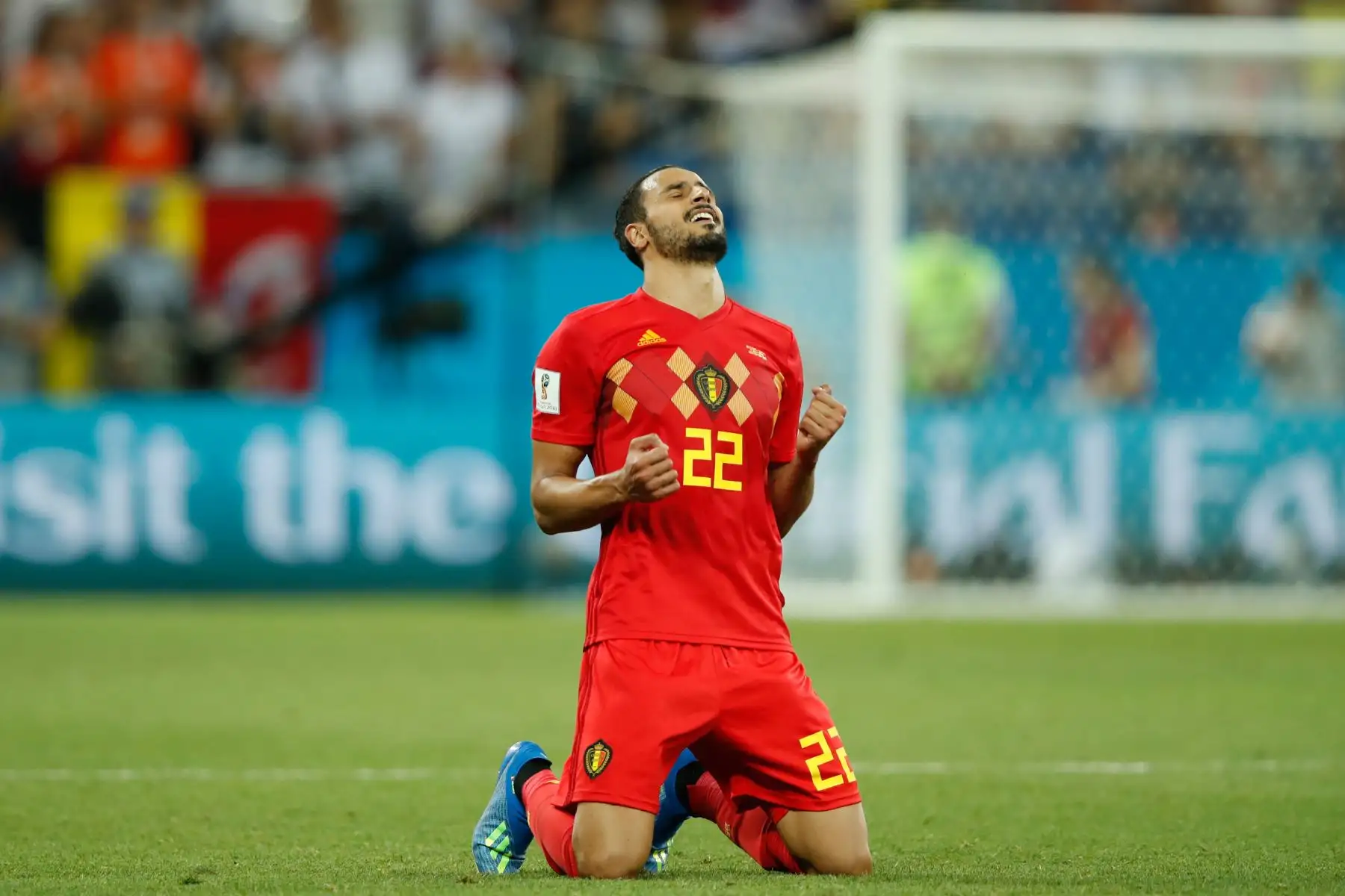 El centrocampista belga Nacer Chadli celebra después de anotar durante la ronda de Rusia 2018 en el mundial de 16 partidos de fútbol entre Bélgica y Japón en el Rostov Arena en Rostov-On-Don el 2 de julio de 2018. / AFP