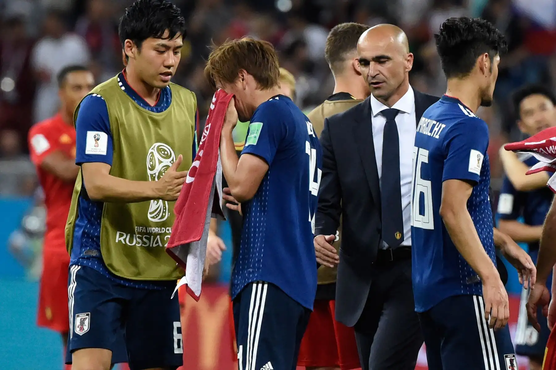 El entrenador de Bélgica Roberto Martínez (C) habla con el mediocampista japonés Takashi Inui (2 ° L) durante la ronda de rondas 16 de la Copa Mundial Rusia 2018 entre Bélgica y Japón en el Rostov Arena en Rostov-On-Don el 2 de julio de 2018. / AFP