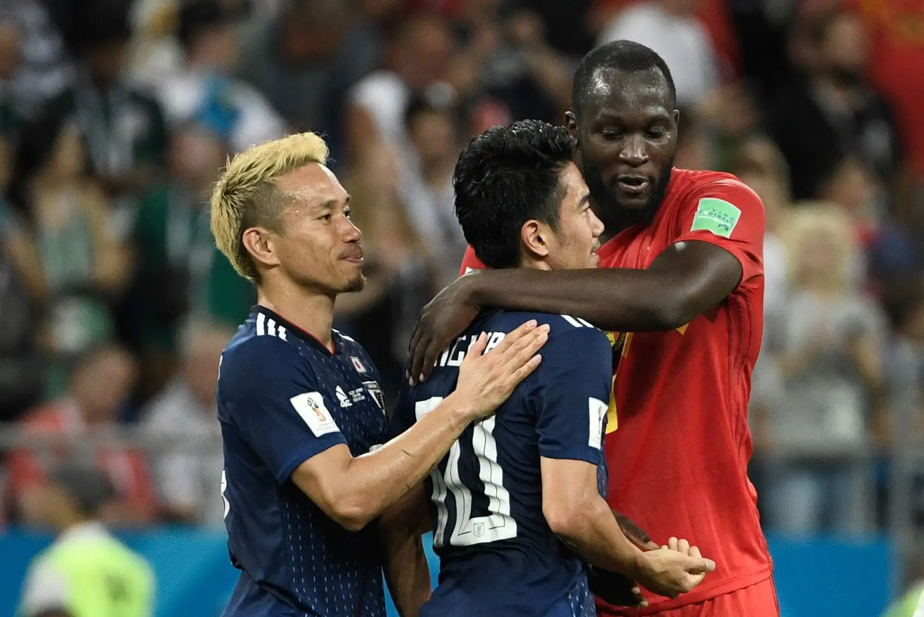 El alero belga Romelu Lukaku (R) habla con el centrocampista japonés Shinji Kagawa (C) después de la ronda de rondas 16 de la Copa Mundial Rusia 2018 entre Bélgica y Japón en el Rostov Arena en Rostov-On-Don el 2 de julio de 2018. AFP