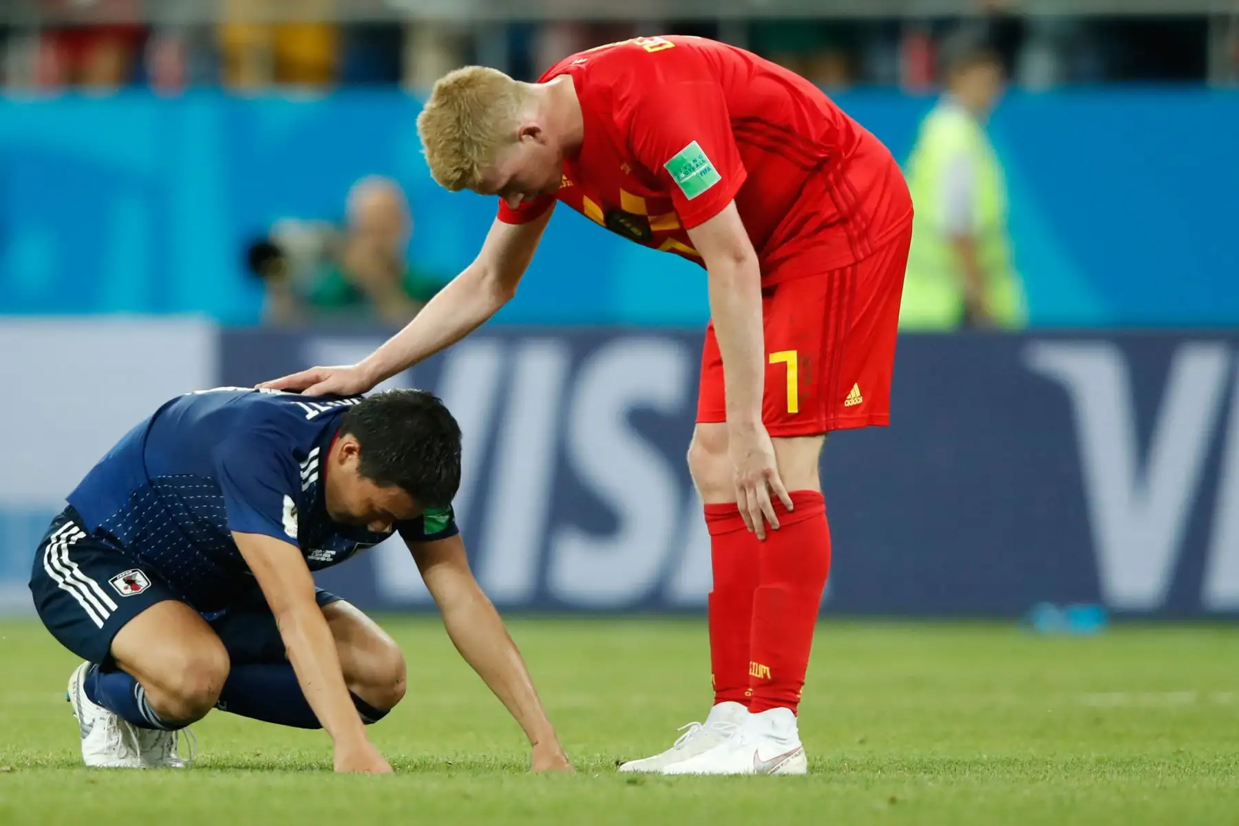 El defensa japonés Genji Shoji es consolado por el centrocampista belga Kevin De Bruyne al final de la ronda de octavos de final de la Copa Mundial Rusia 2018 . AFP